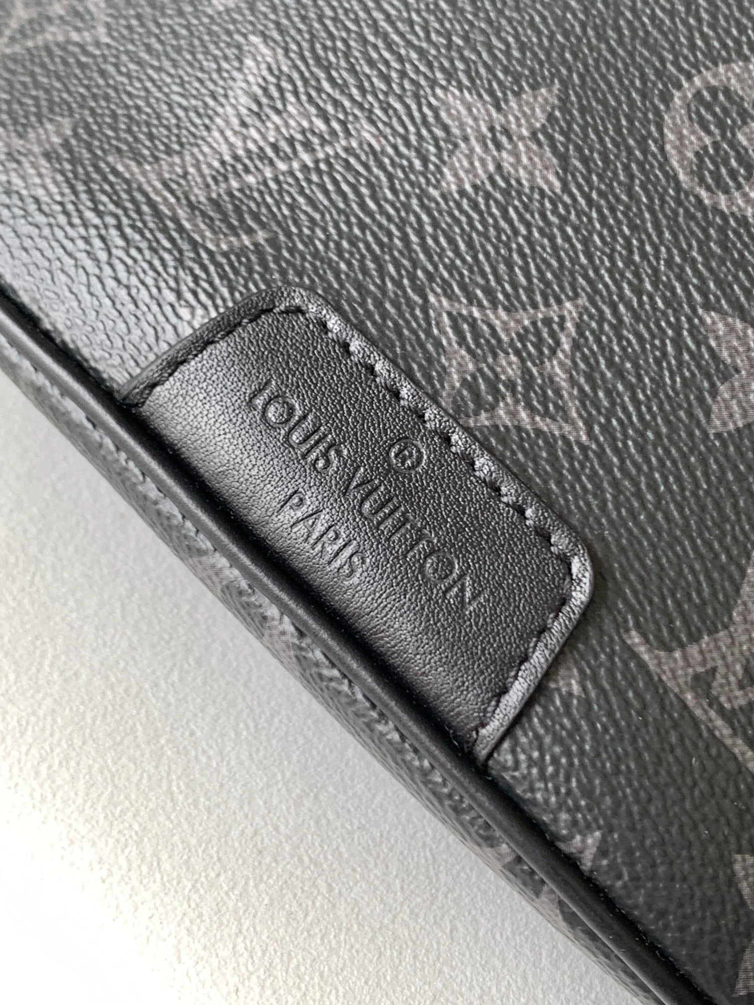 LV 25S DISCOVERY BUMBAG 44 IN BLACK MONOGRAM ECLIPSE CALFSKIN