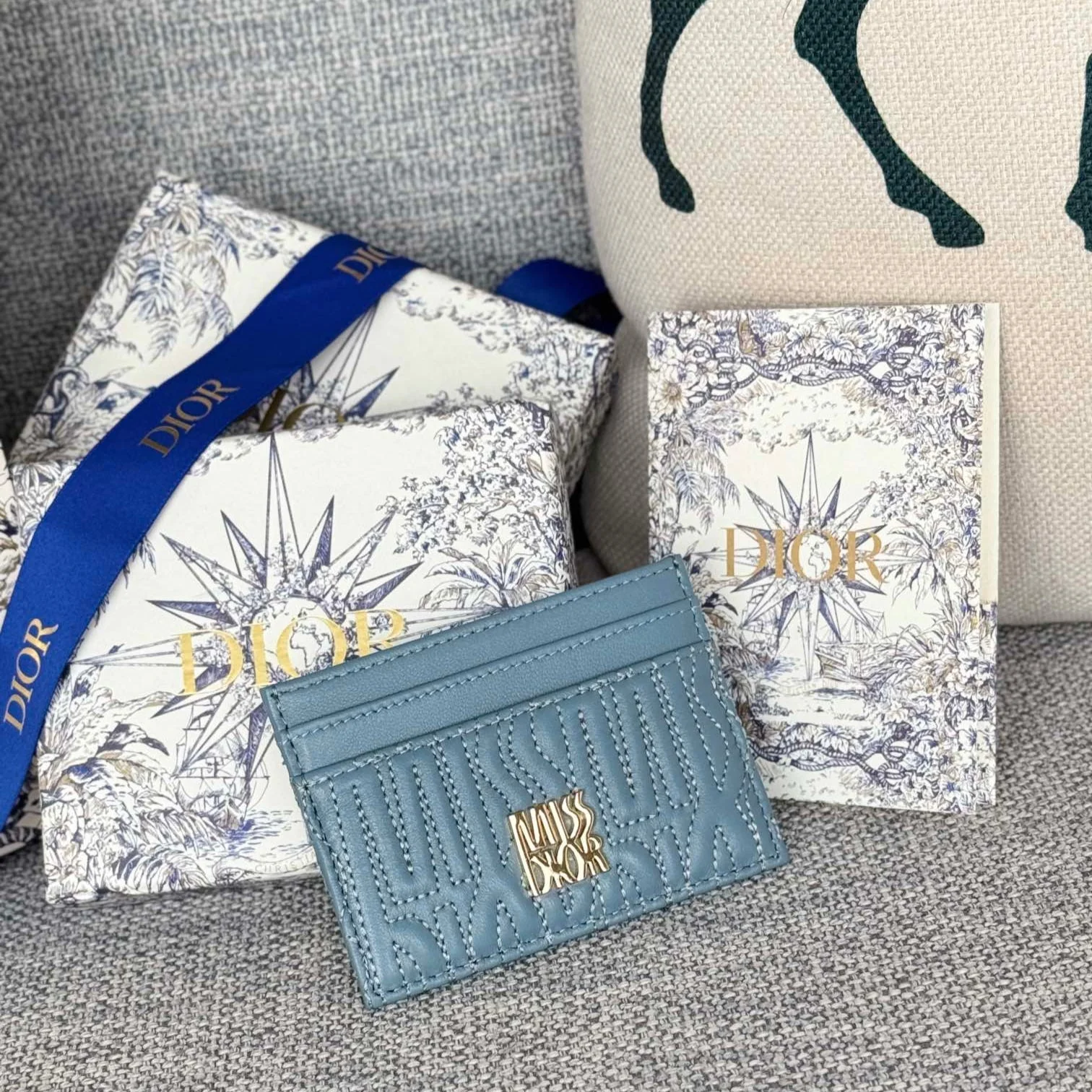 FREESIA CARD HOLDER 10 IN BABY BLUE QUILTED ALLOVER CALFSKIN