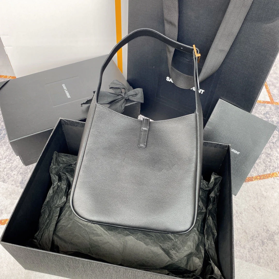 LE 5 À 7 SMALL SUPPLE 23 IN GRAY LAMBSKIN GOLD BUCKLE