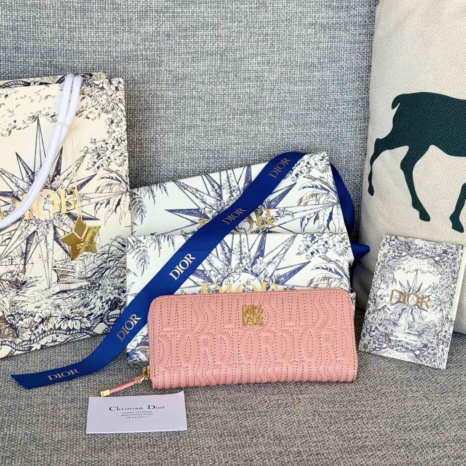 VERTICAL LONG ZIP WALLET 20 IN BABY PINK QUILTED ALLOVER CALFSKIN