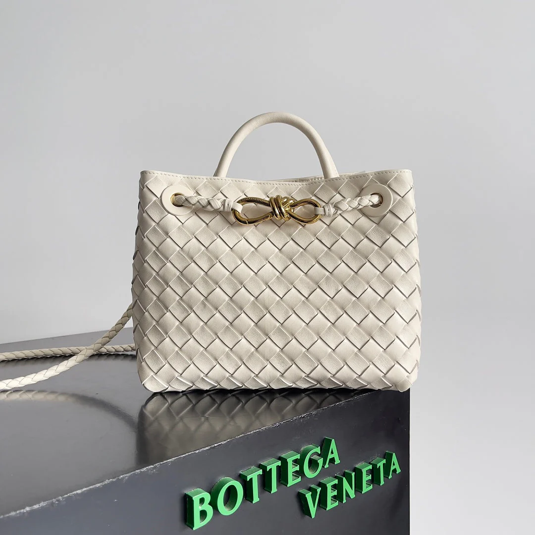 HANDLE BAG ANDIAMO 25 IN OFF WHITE LAMBSKIN