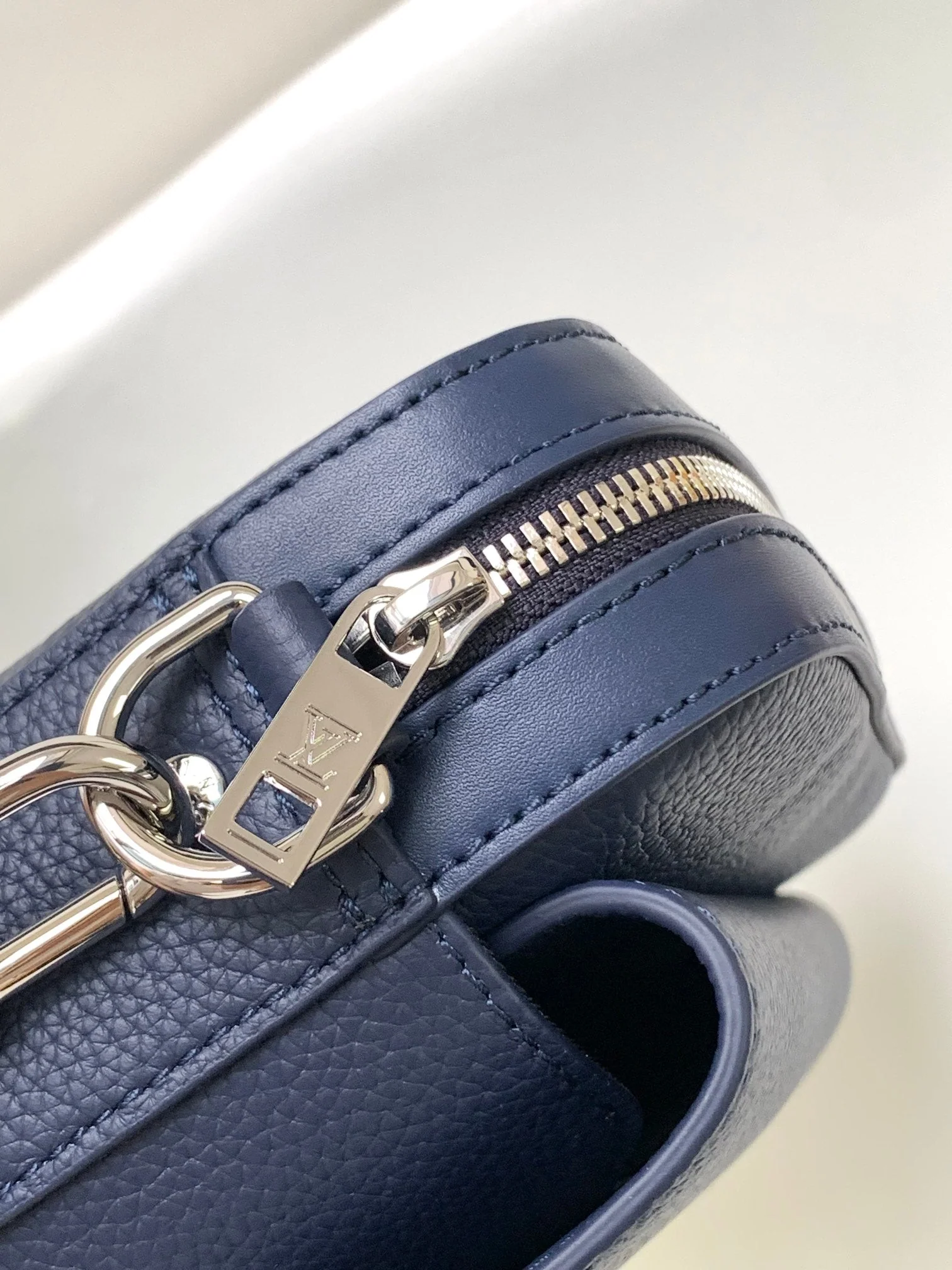 LV 25S FASTLINE MESSENGER BAG 23 IN DARK BLUE CALFSKIN