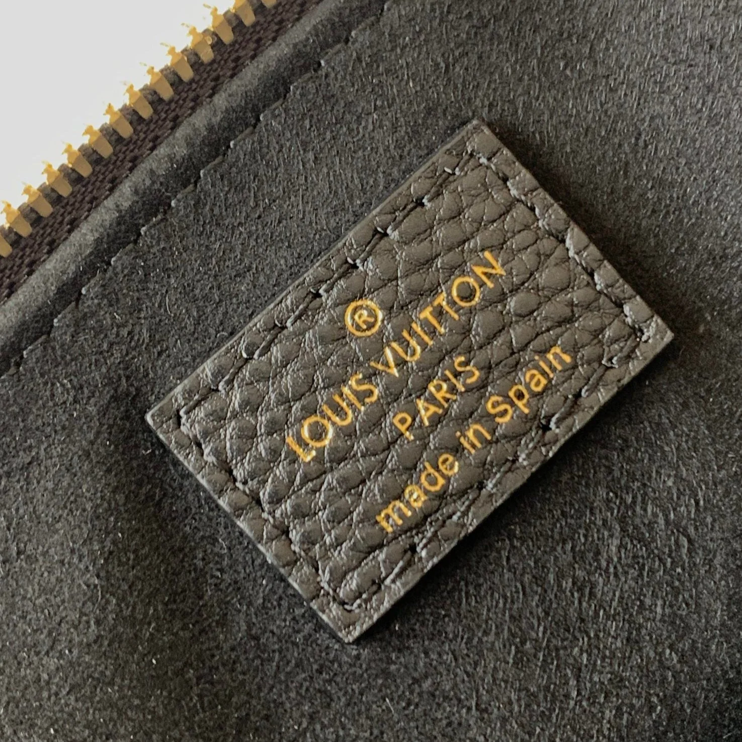 PETIT PALAIS PM MEDIUM SHOULDER BAG 29 IN BLACK MIX BEIGE EMBOSSED COWHIDE GOLD-TONE HARDWARE