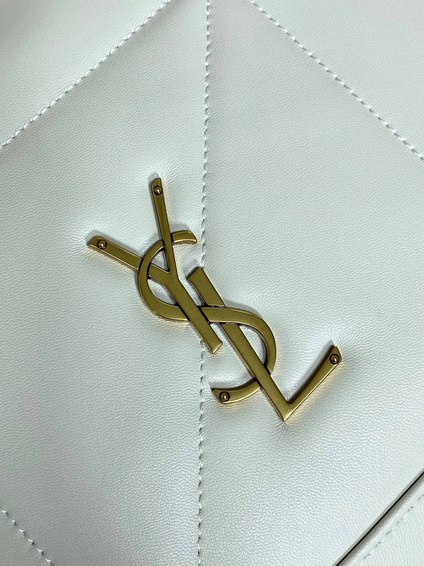 DRAWSTRING CHAIN STRAP SHOULDER BAG 39 IN WHITE QUILTED CALFSKIN