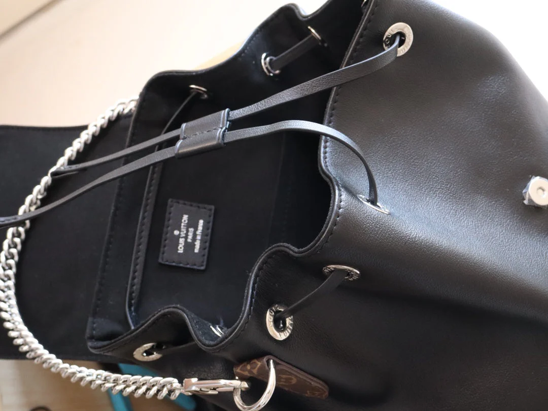 LV 25S MONTSOURIS VIBE 35 IN BLACK LAMBSKIN SILVER HARDWRE