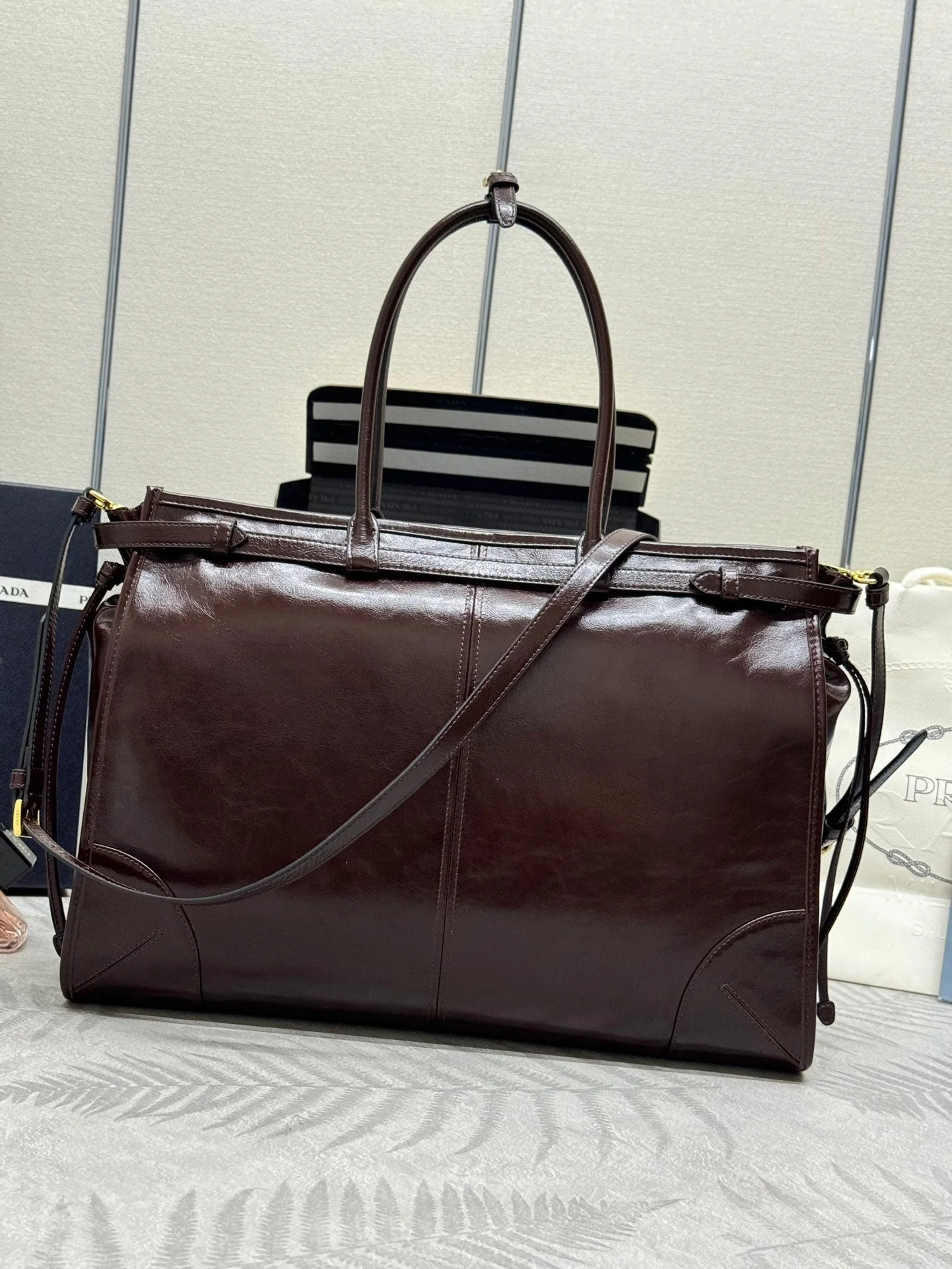 PRADA 25S BONNIE EXTRA-LARGE 42 IN DARK BROWN GLOSSY CALFSKIN GOLD HARDWARE