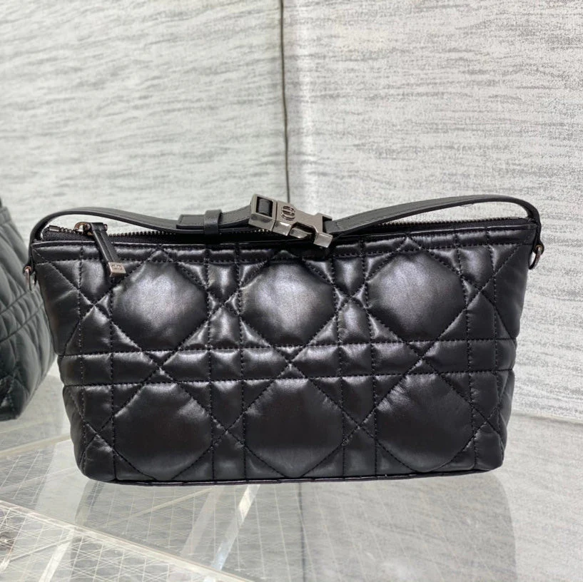 TRAVEL NOMAD POUCH 22 IN BLACK MACROCANNAGE LAMBSKIN