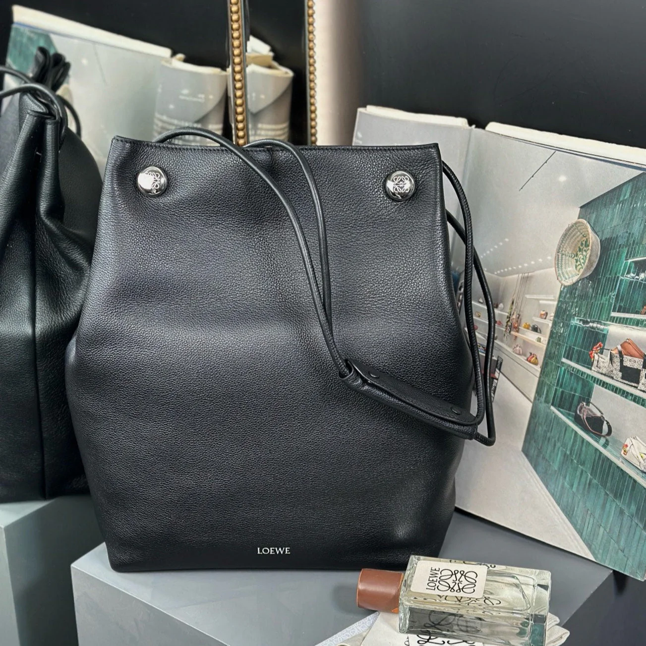 PEBBLE HOBO 40 IN BLACK SUPPLE GRAINED CALFSKIN
