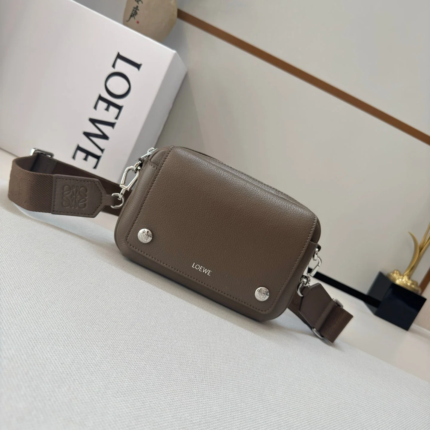 LOEWE 25S PEBBLE BAG 20 IN DARK TAUPE CALFSKIN SILVER HARDWARE