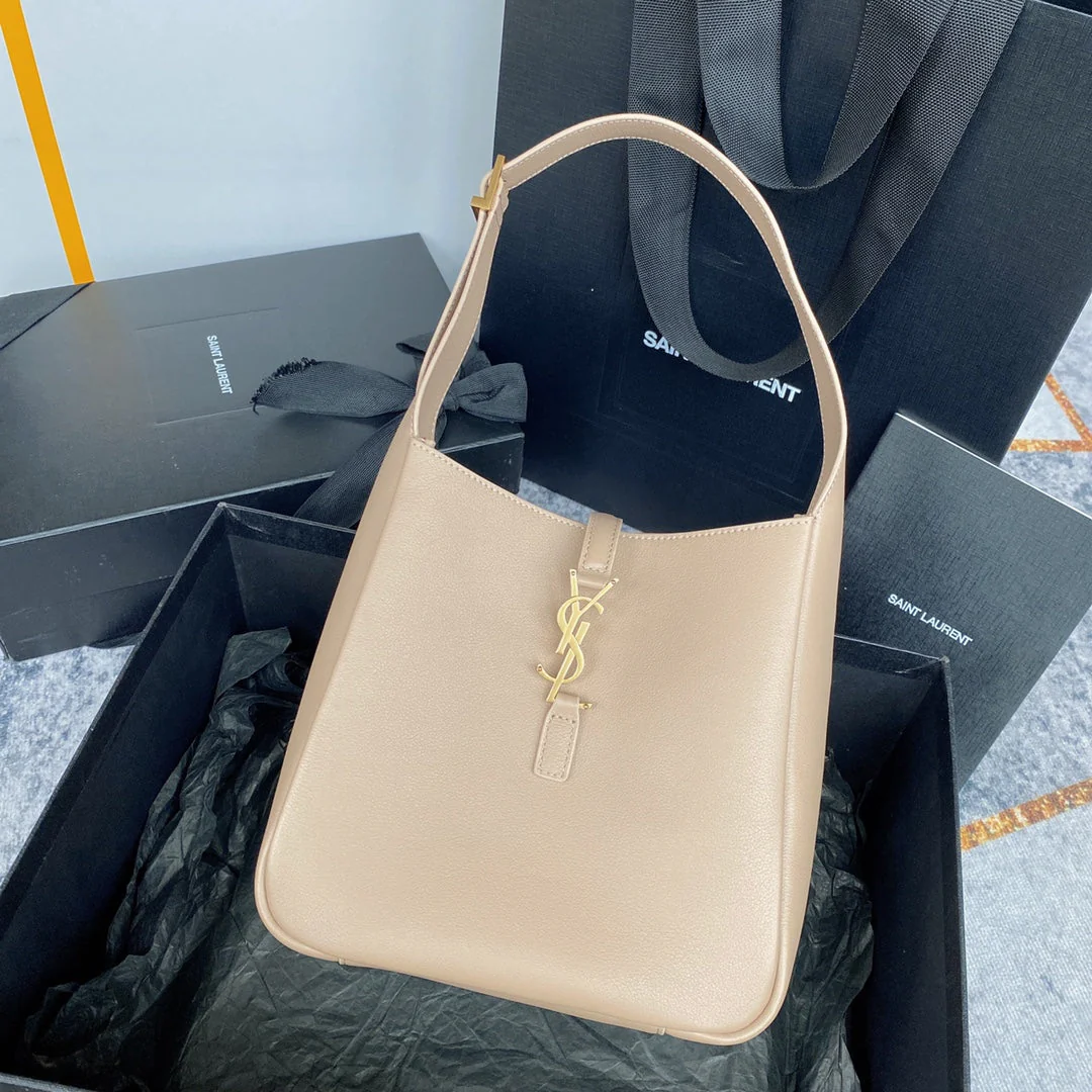 LE 5 À 7 SMALL SUPPLE 23 IN BEIGE LAMBSKIN GOLD BUCKLE