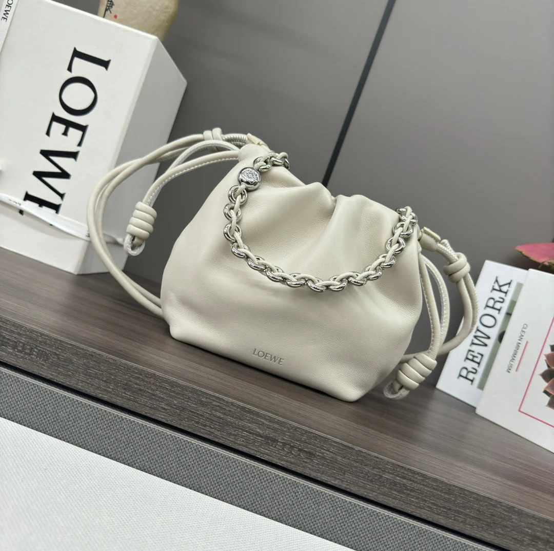 LOE 23 FLAMENCO PURSE BUCKET IN WHITE LAMBSKIN