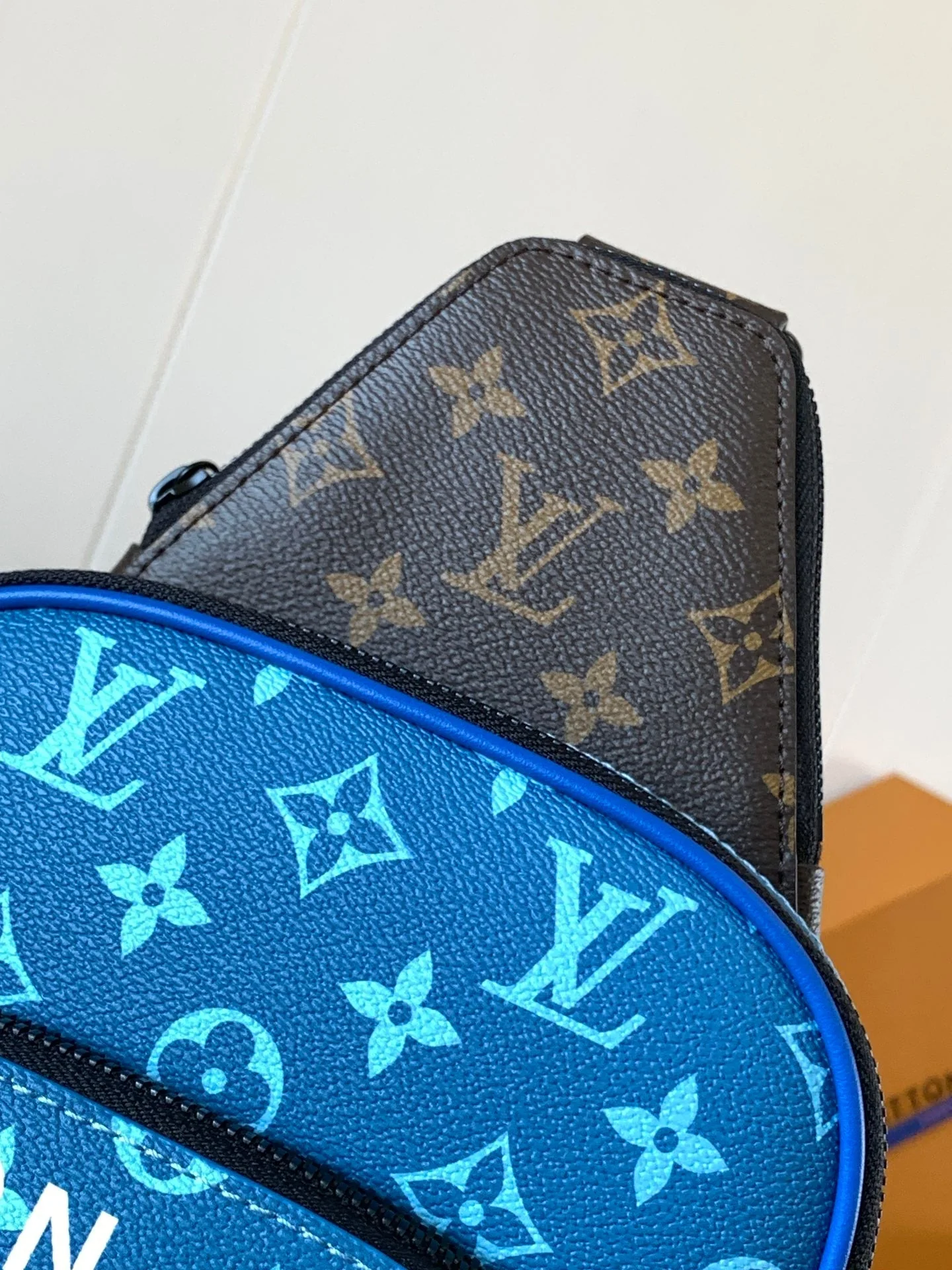 AVENUE SLINGBAG 31 IN BLUE AND BROWN TAIGA LEATHER