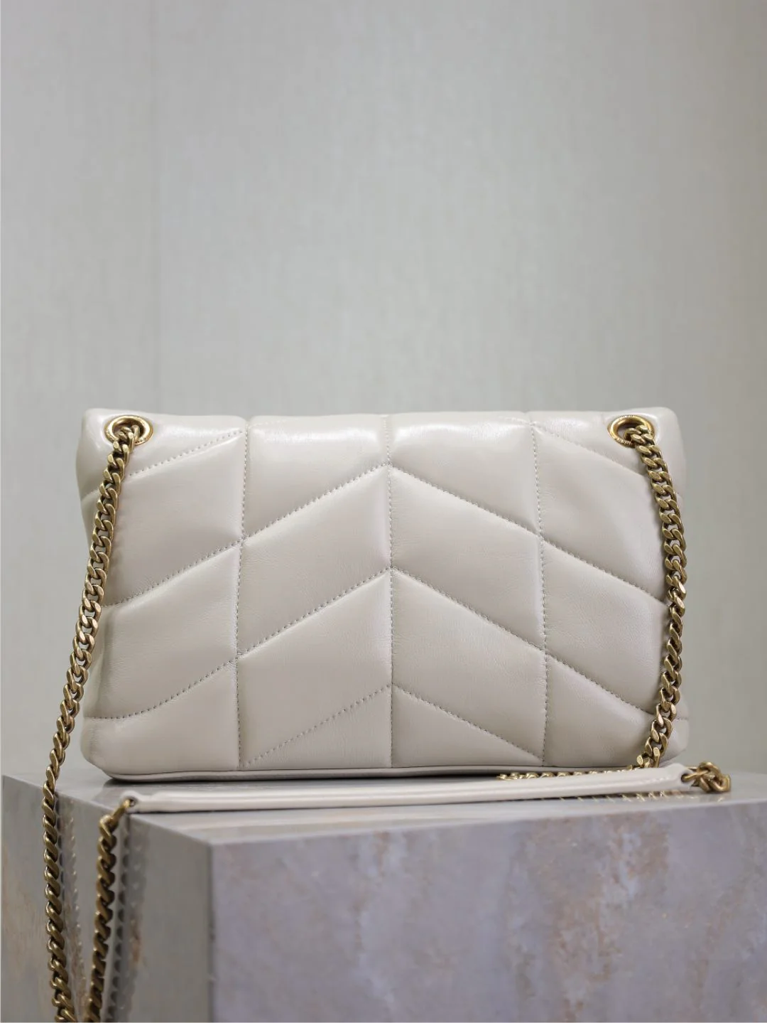 YSL 25S LOULOU PUFFER MM 29 IN BLANC VINTAGE CALFSKIN GOLD HARDWRE