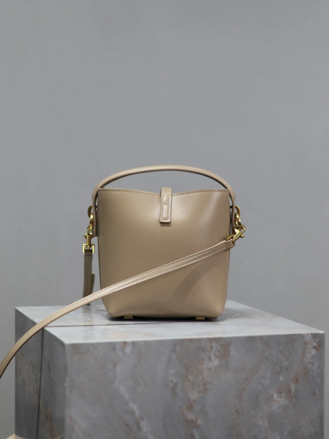 YSL 25S LE 37 BUCKET 15 IN BEIGE CALFSKIN GOLD HARDWRE