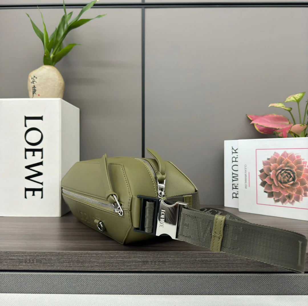 CONVERTIBLE SLING 32 IN OLIVE GREEN CLASSIC CALFSKIN