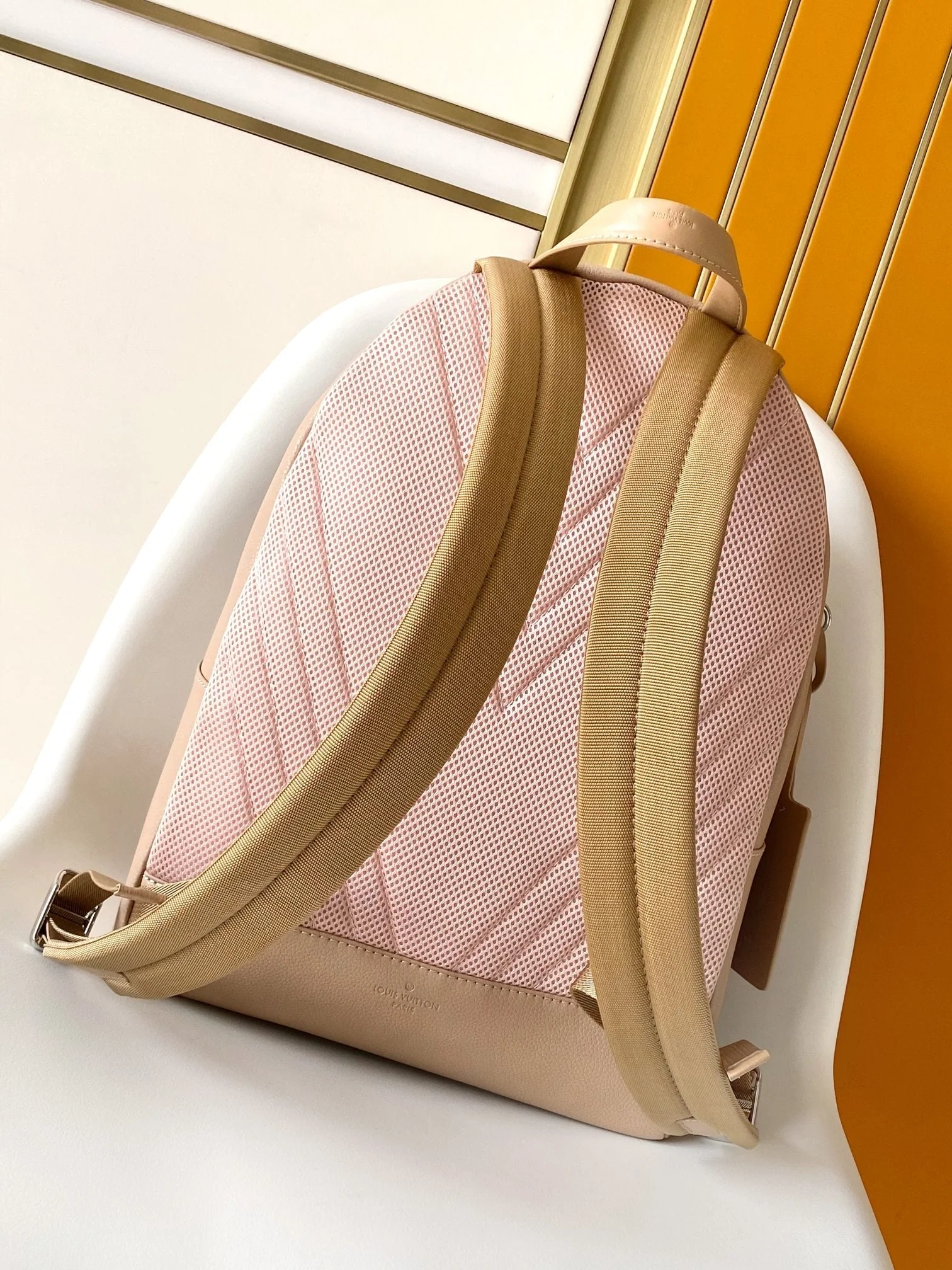 LV 25S TAKEOFF BACKPACK 43 IN BEIGE CALFSKIN