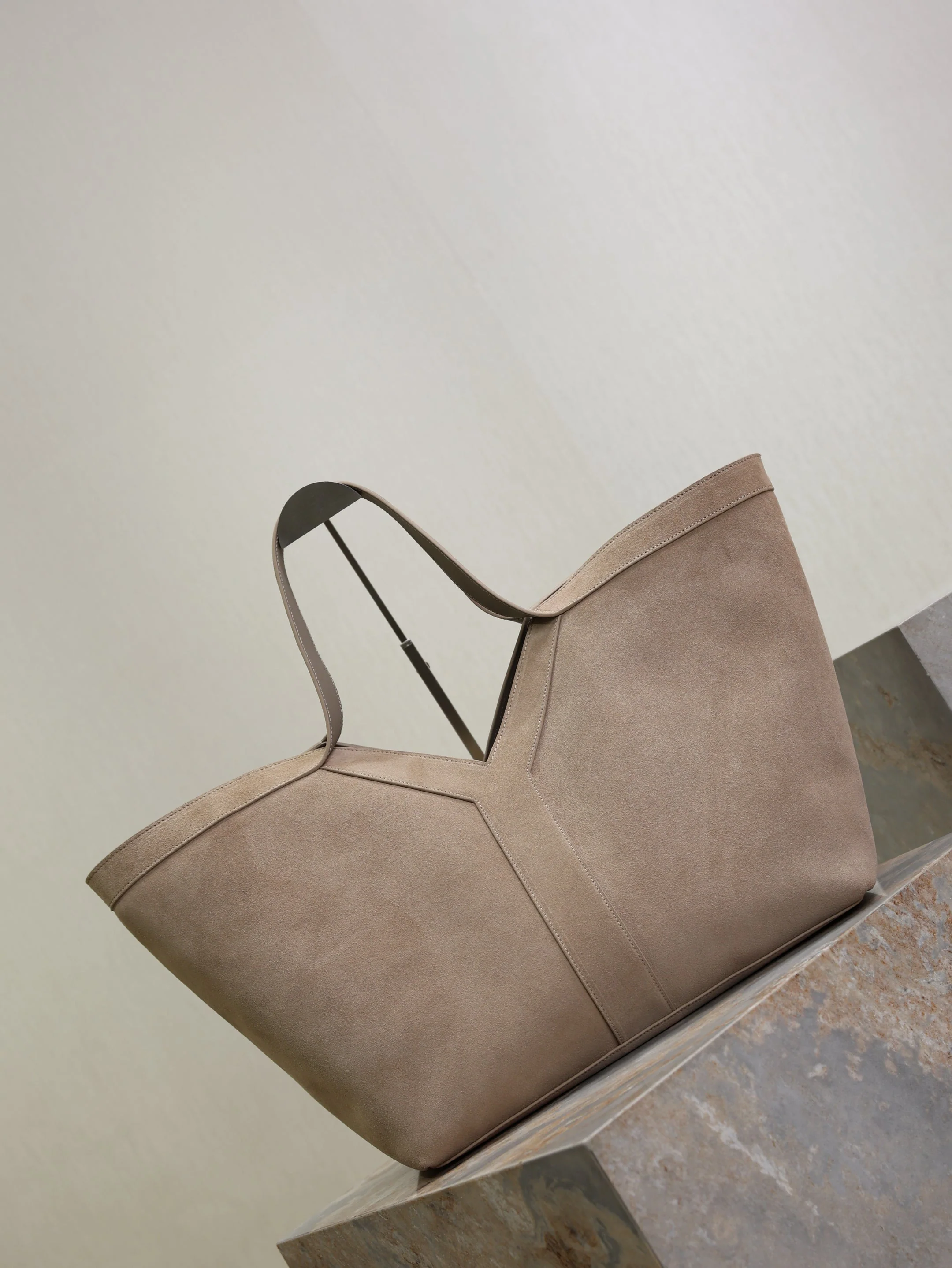 YSL 25S Y MAXI TOTE 50 IN DRY GRAIN SUEDE GOLD HARDWRE