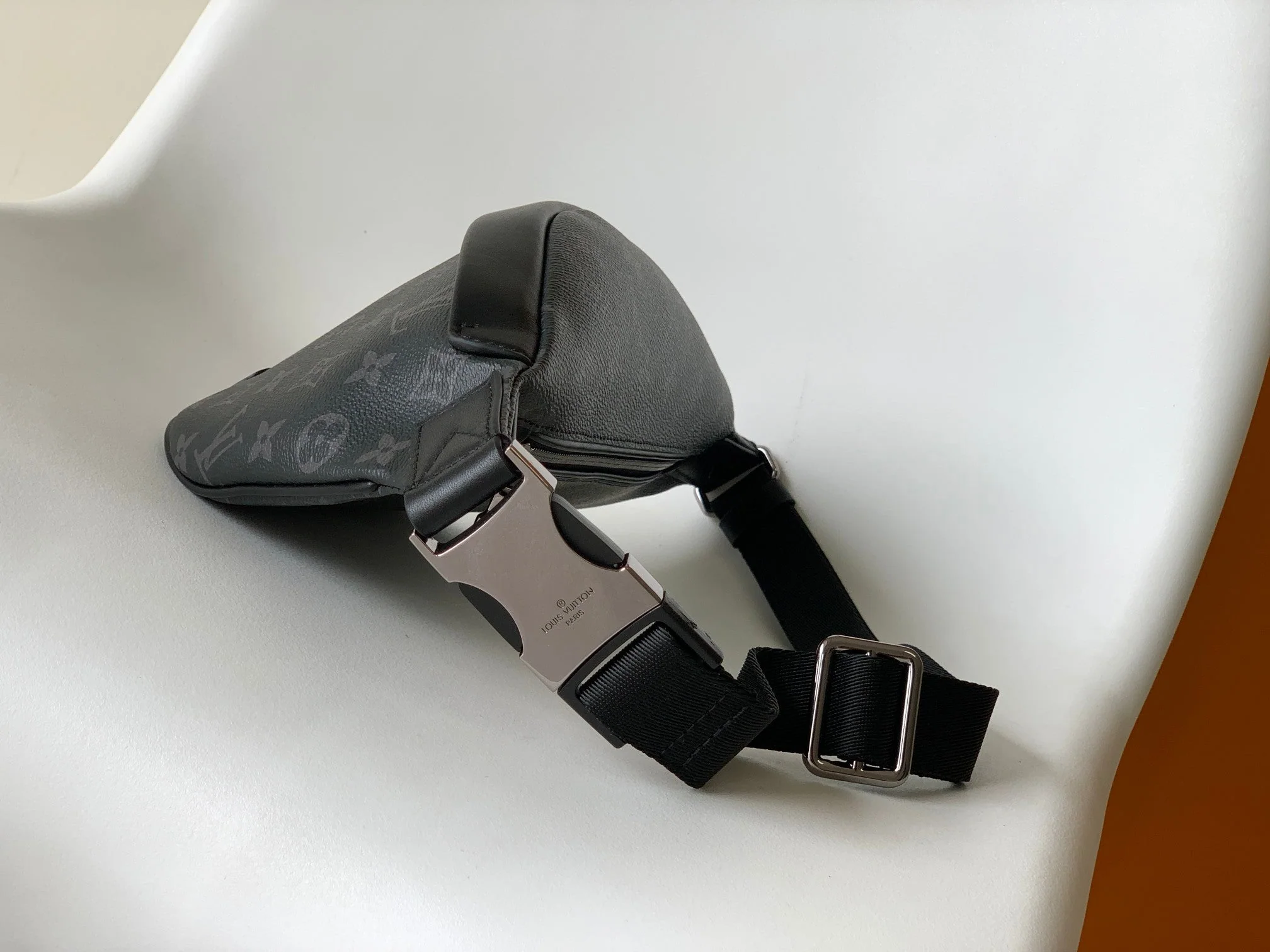 LV 25S DISCOVERY BUMBAG 44 IN BLACK MONOGRAM ECLIPSE CALFSKIN