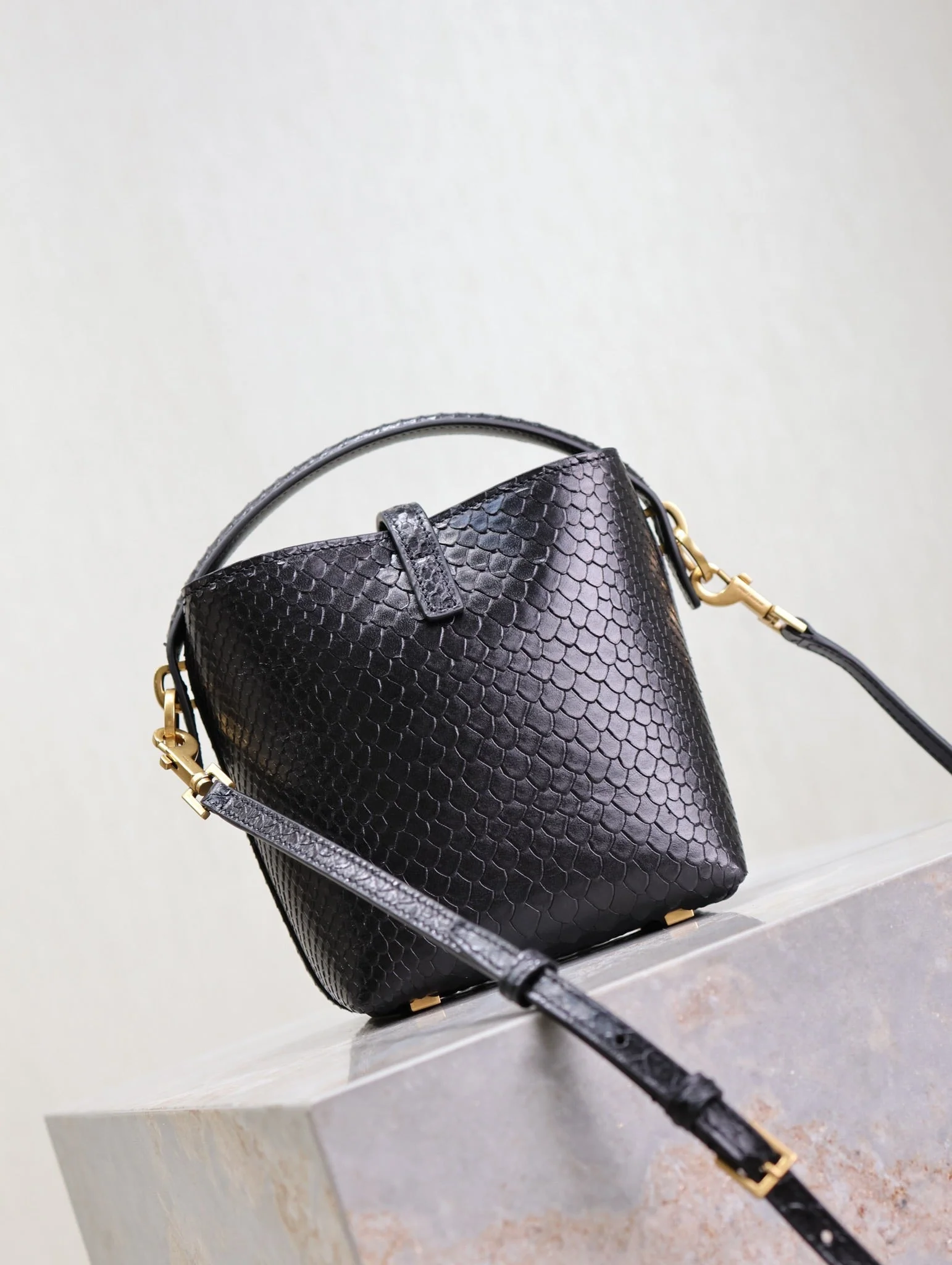 YSL 25S LE 37 BUCKET 15 IN BLACK SNAKE EMBOSSED CALFSKIN GOLD HARDWRE