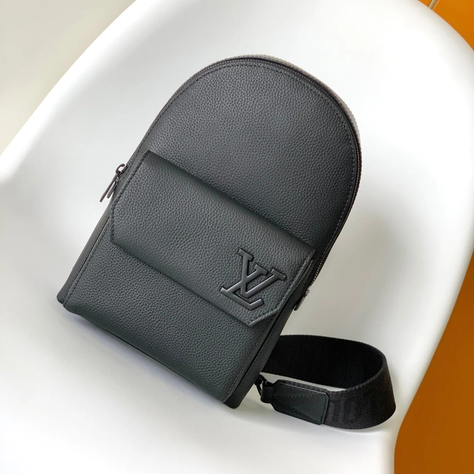 PILOT SLINGBAG 30 IN BLACK COWHIDE LEATHER