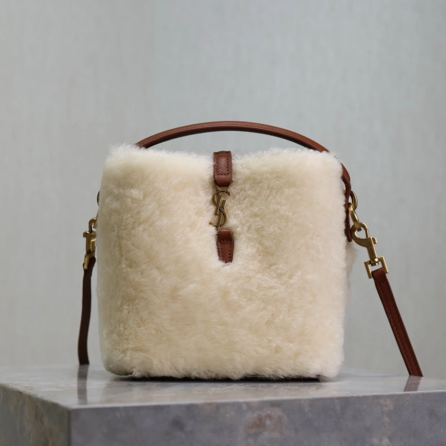 LE 37 MINI BUCKET BAG 15 IN CREAM SHEARLING AND BROWN LEATHER TRIM