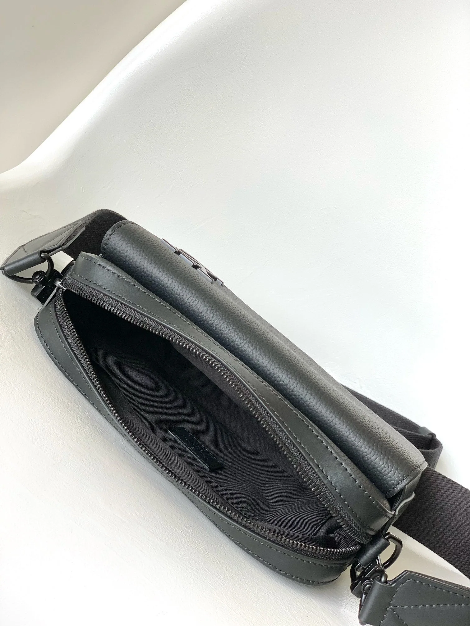 LV 25S FASTLINE MESSENGER BAG 23 IN BLACK CALFSKIN