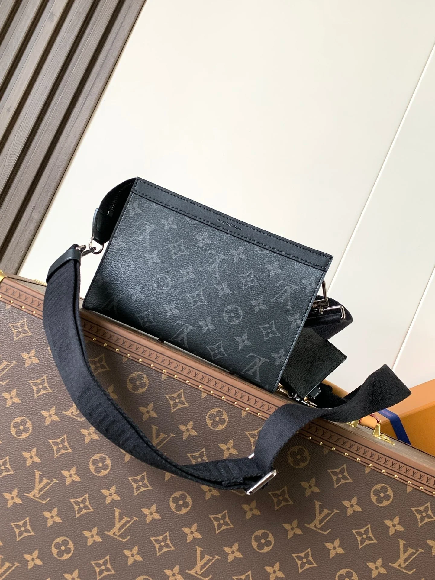 LV 25S GASTON WEARABLE WALLET 22 IN MONOGRAM ECLIPSE REVERSE CANVAS