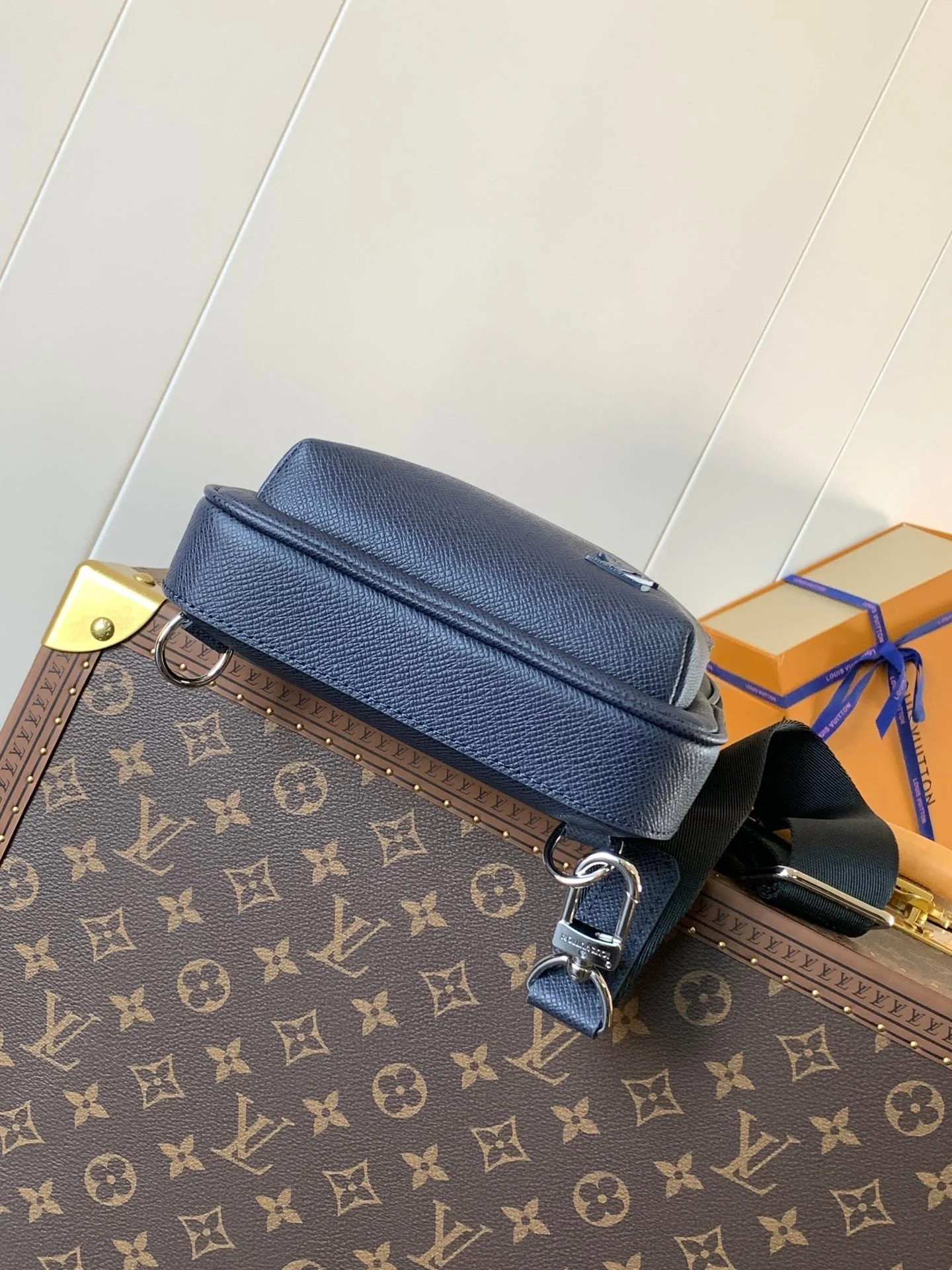 AVENUE SLINGBAG 31 IN NAVY BLUE TAIGA LEATHER