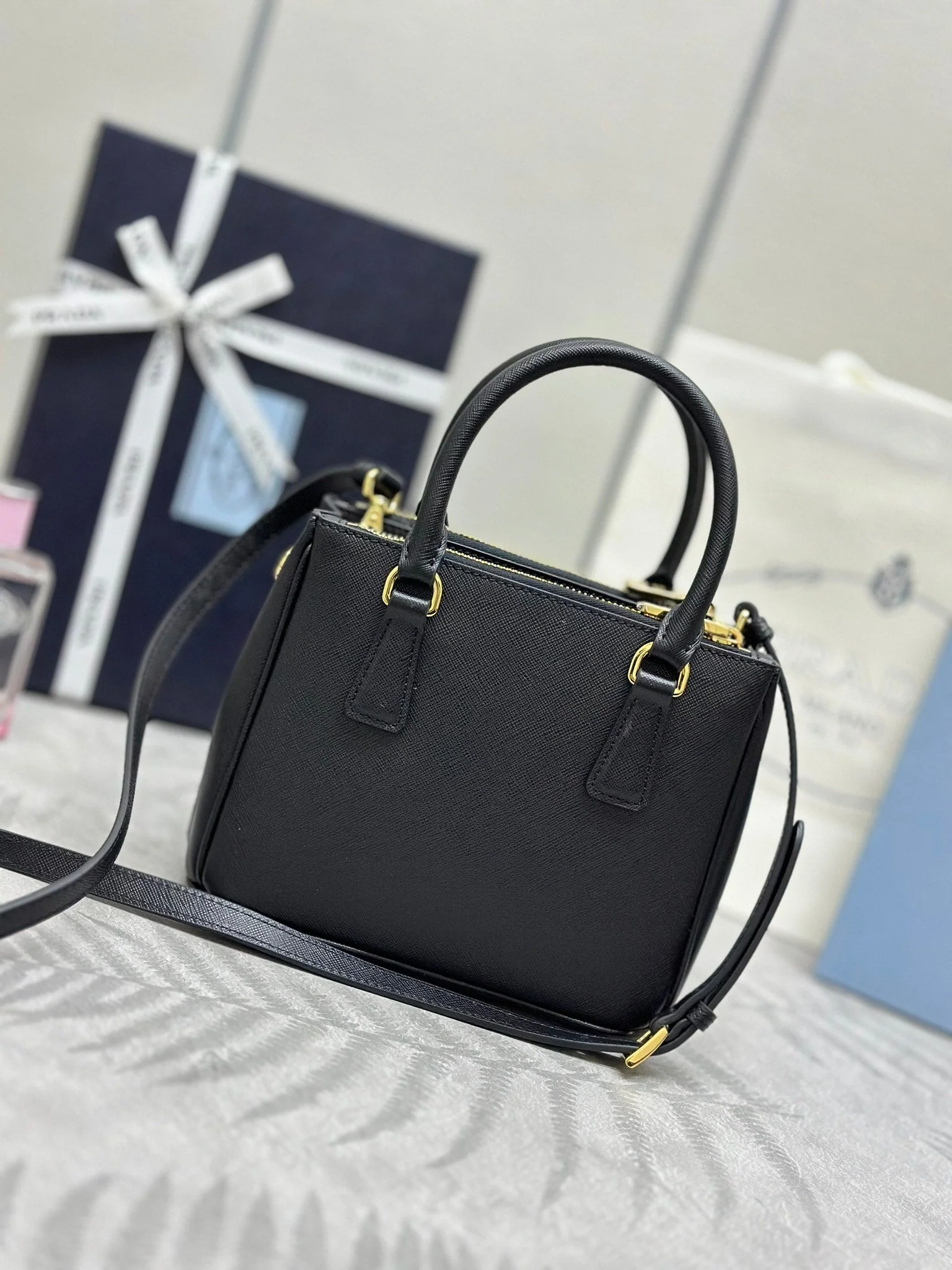 PRADA 25S GALLERIA MEDIUM BAG 20 IN BLACK CALFSKIN GOLD HARDWARE