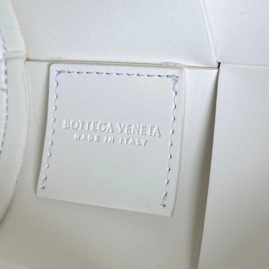SMALL CYLINDER CASSETTE 21 IN WHITE CALFSKIN