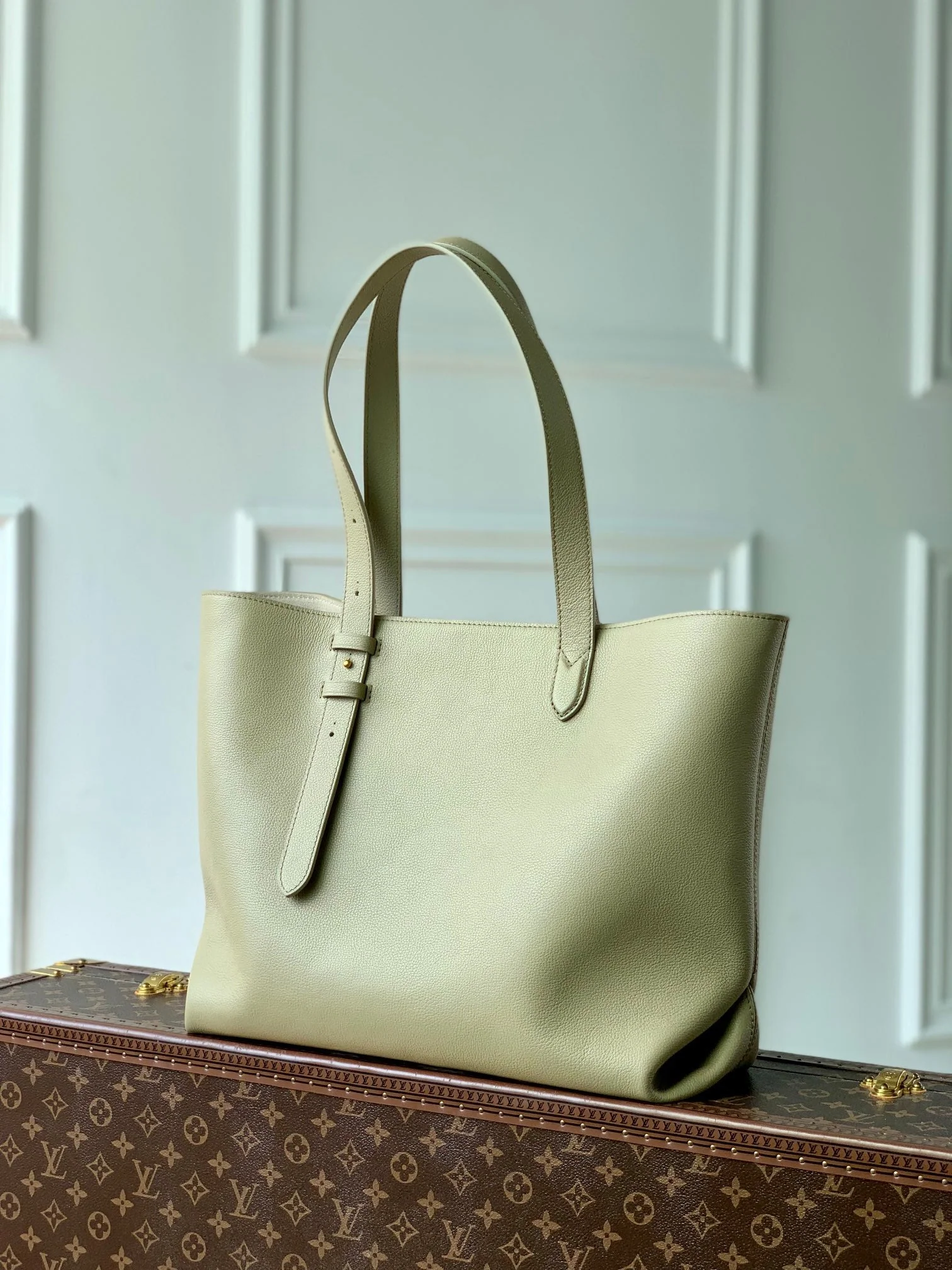 LOW KEY CABAS MM BAG 47 IN BASIL GREEN GRAINED CALFSKIN