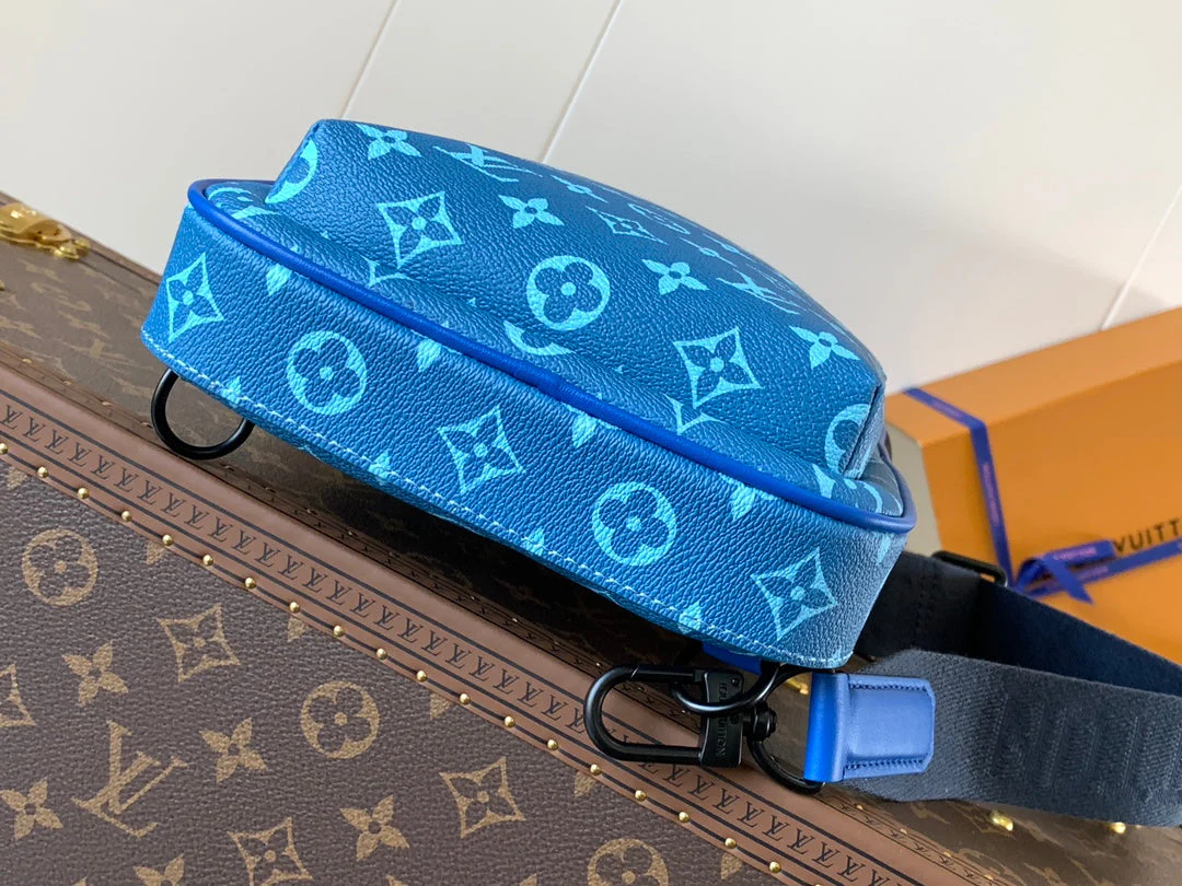AVENUE SLINGBAG 31 IN BLUE AND BROWN TAIGA LEATHER