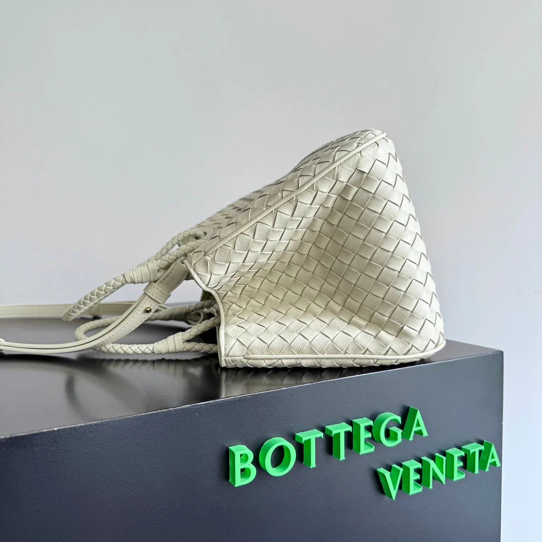 BOTTEGA VENETA 25S BASKET BAG 31 IN IVORY CALFSKIN GOLD HARDWARE