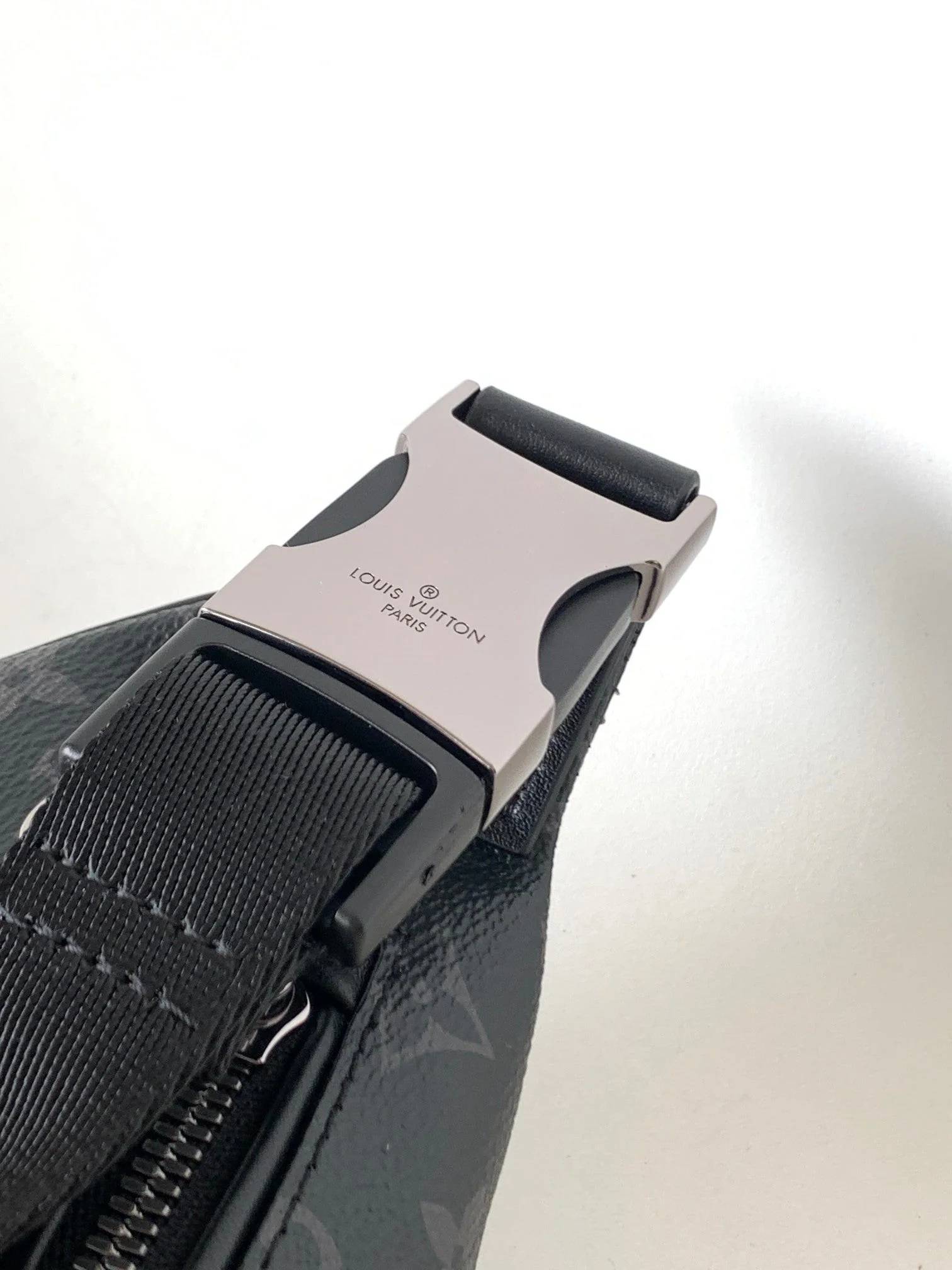 LV 25S DISCOVERY BUMBAG 44 IN BLACK MONOGRAM ECLIPSE CALFSKIN