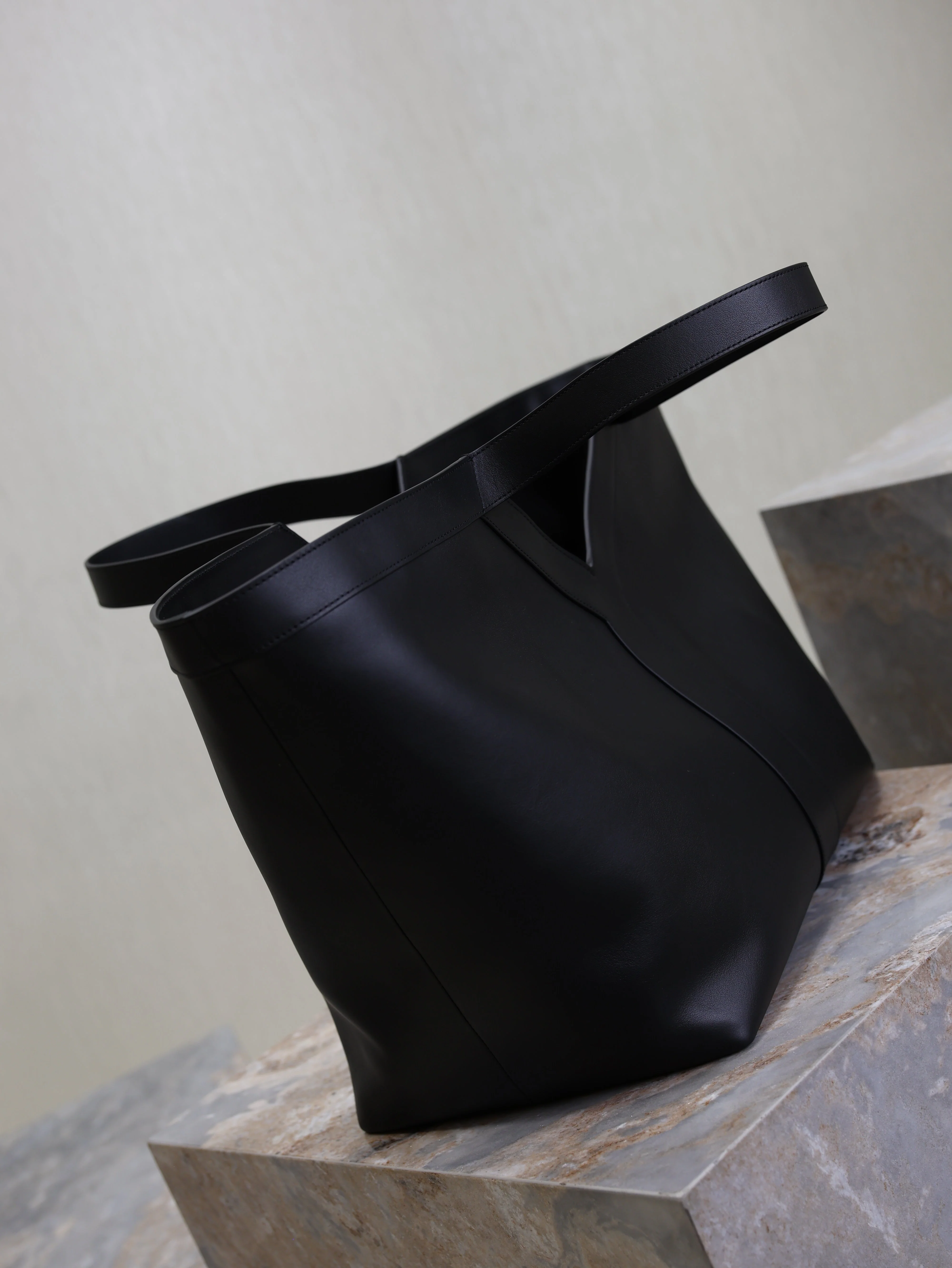 YSL 25S Y TOTE 50 IN BLACK CALFSKIN GOLD HARDWRE