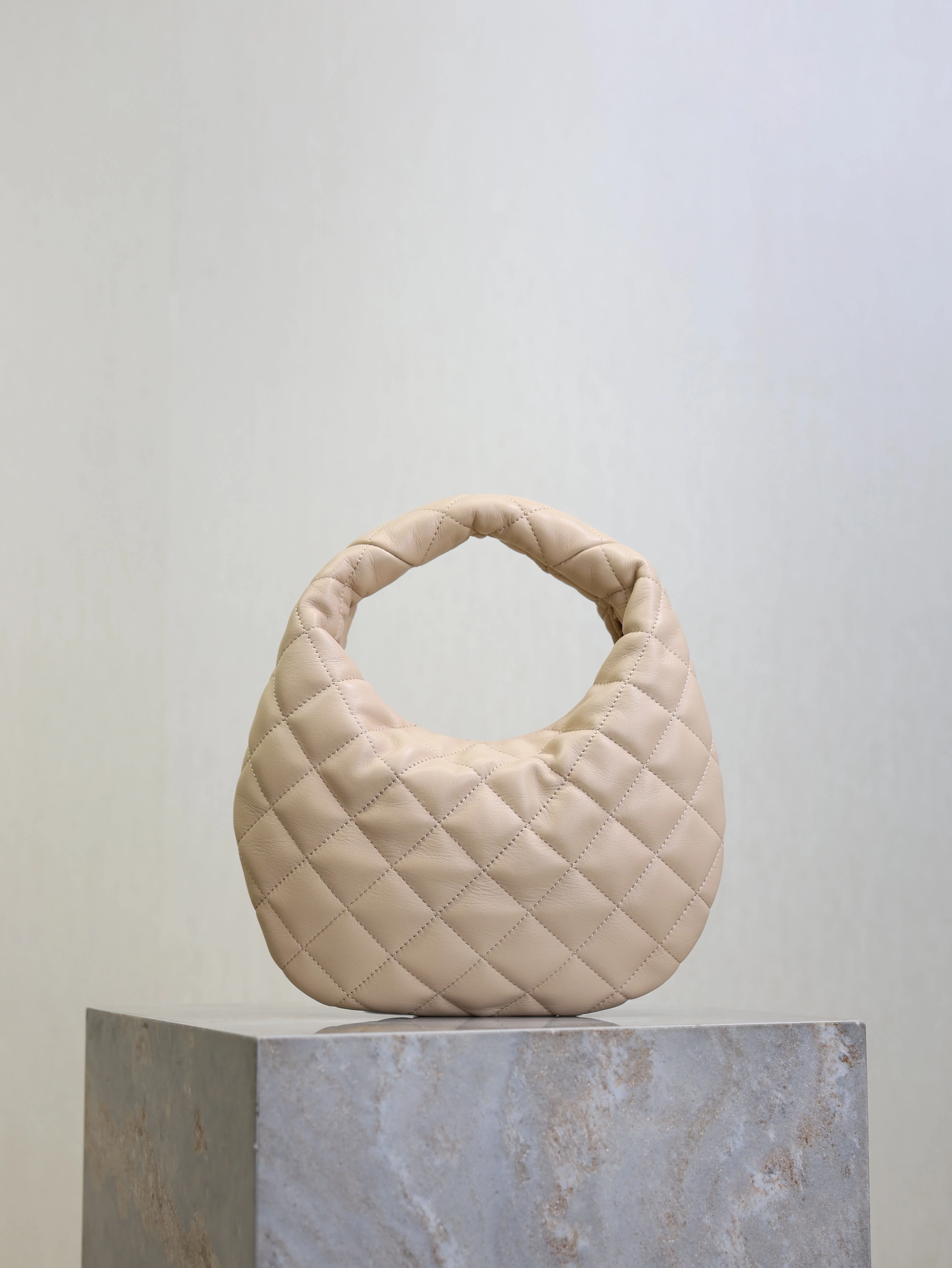 YSL 25S ICARINO 17 IN BEIGE QUILTED CALFSKIN GOLD HARDWRE