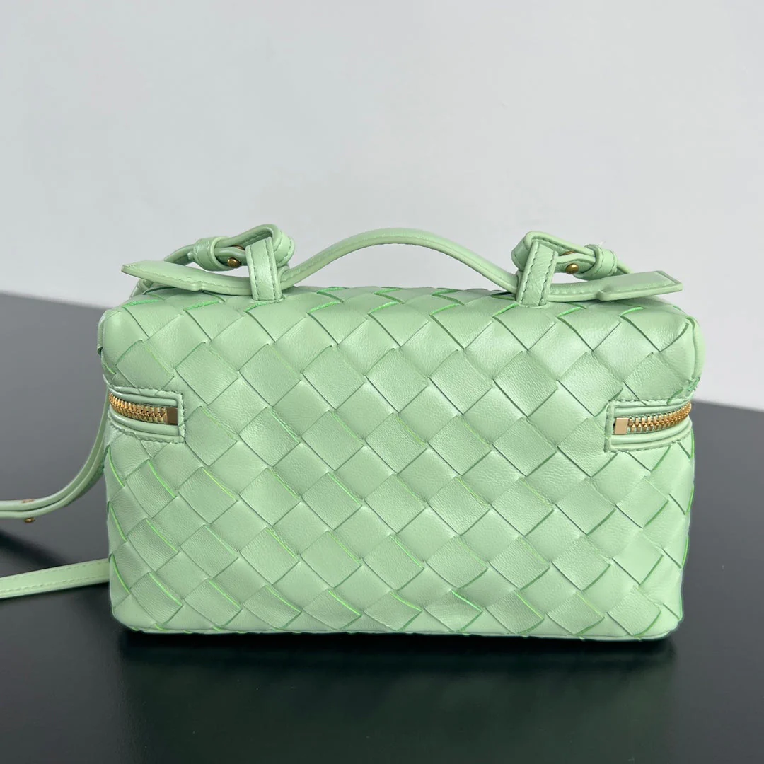 BANG BANG 22 VANITY CASE IN LIGHT GREEN CALFSKIN