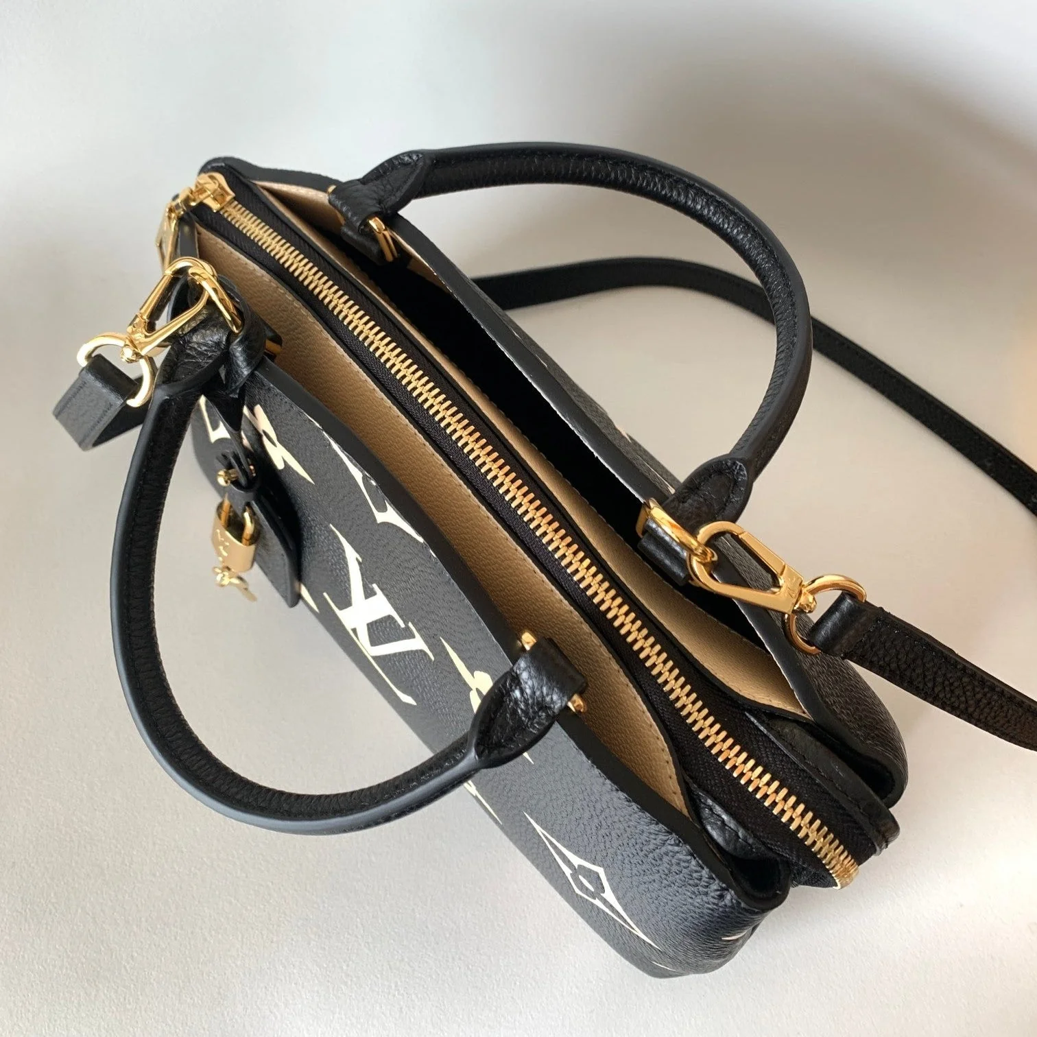 PETIT PALAIS PM MEDIUM SHOULDER BAG 29 IN BLACK MIX BEIGE EMBOSSED COWHIDE GOLD-TONE HARDWARE