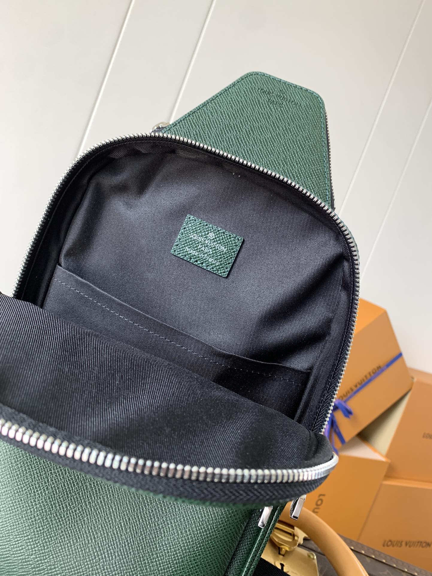 AVENUE SLINGBAG 31 IN DARK GREEN TAIGA LEATHER
