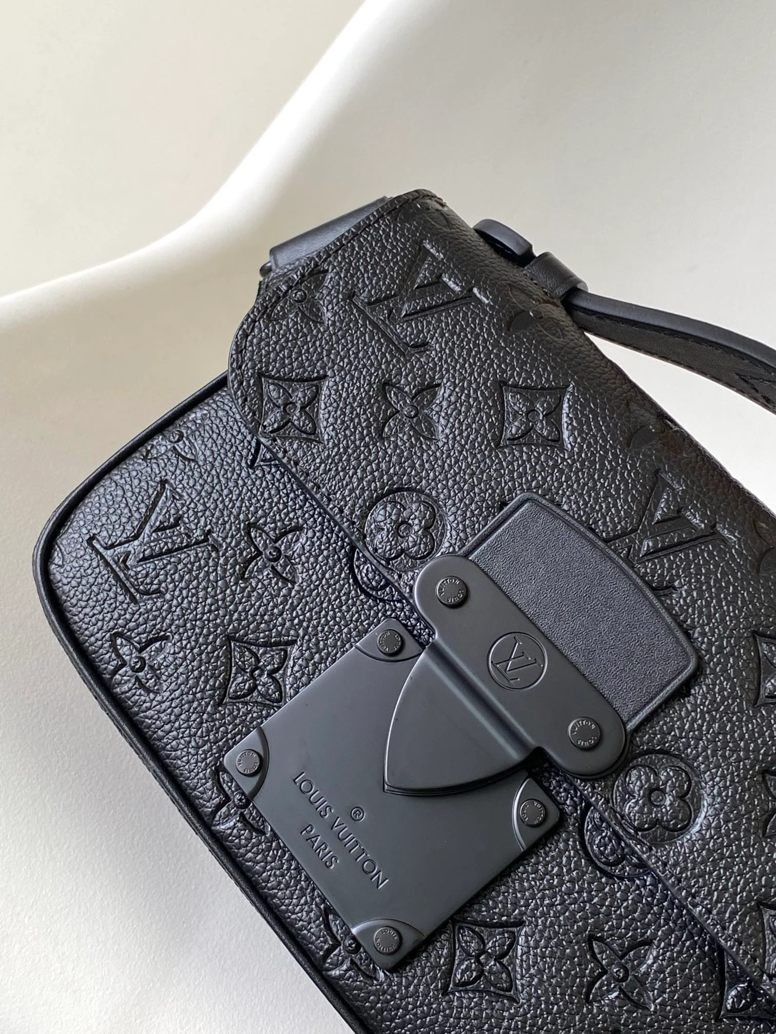 LV 25S S LOCK MESSENGER BAG 21 IN BLACK FULL EMBOSSED TAURILLON CALFSKIN