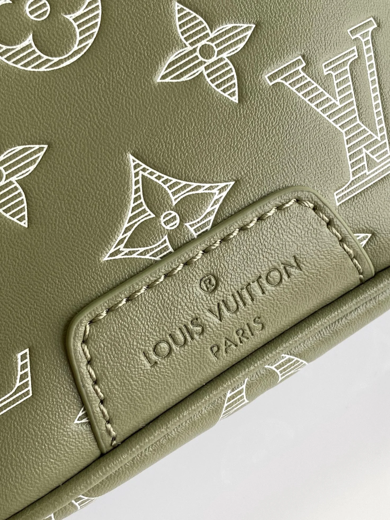 LV 25S DISCOVERY BUMBAG 44 IN OLIVE GREEN MONOGRAM CALFSKIN AND CANVAS