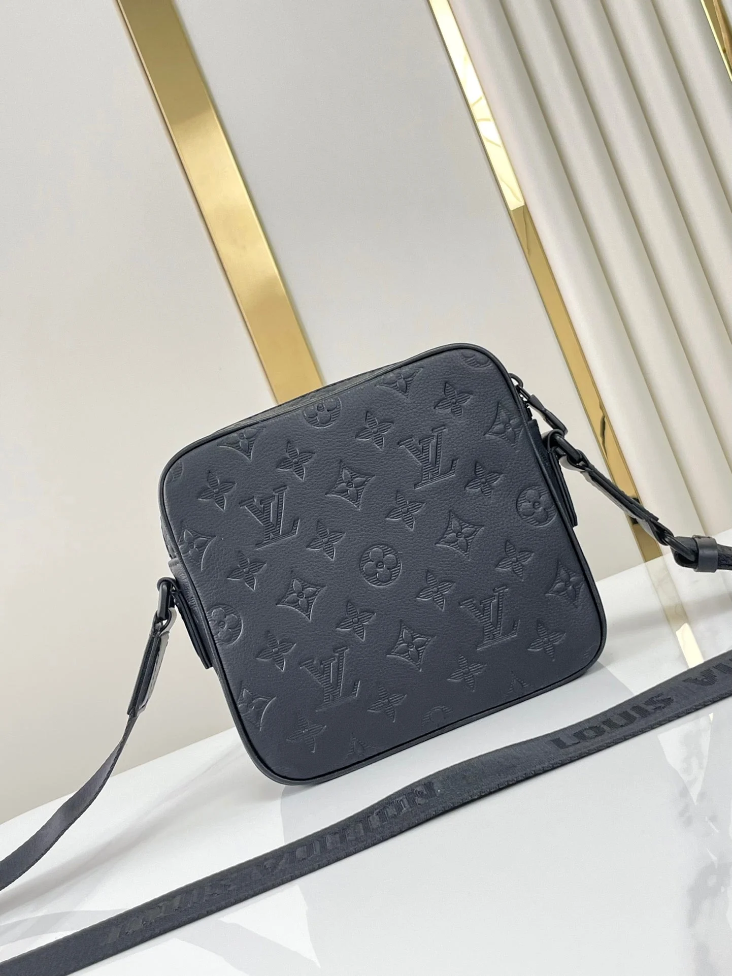 GETAWAY MESSENGER 18 IN BLACK EMBOSSED CALFSKIN