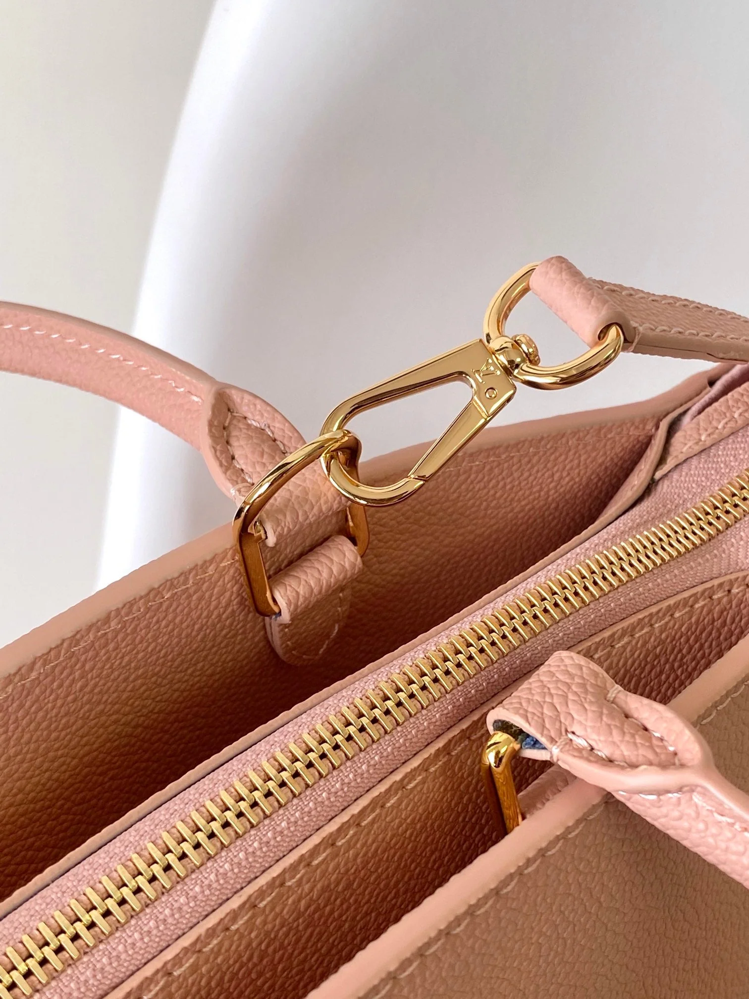 PETIT PALAIS PM LARGE SHOULDER BAG 34 IN PINK EMBOSSED COWHIDE GOLD-TONE HARDWARE