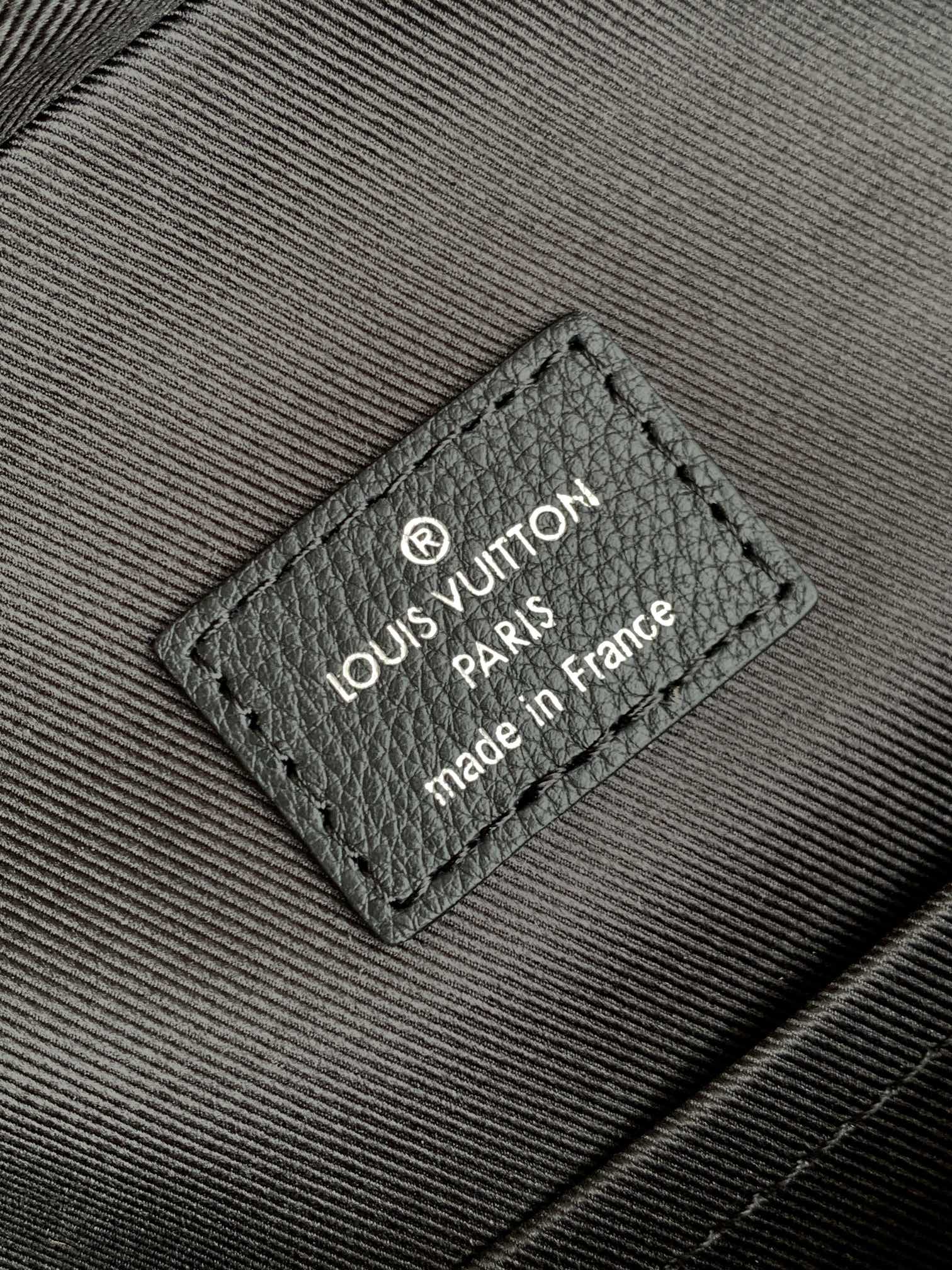 AVENUE 31 IN BLACK CANVAS CALFSKIN