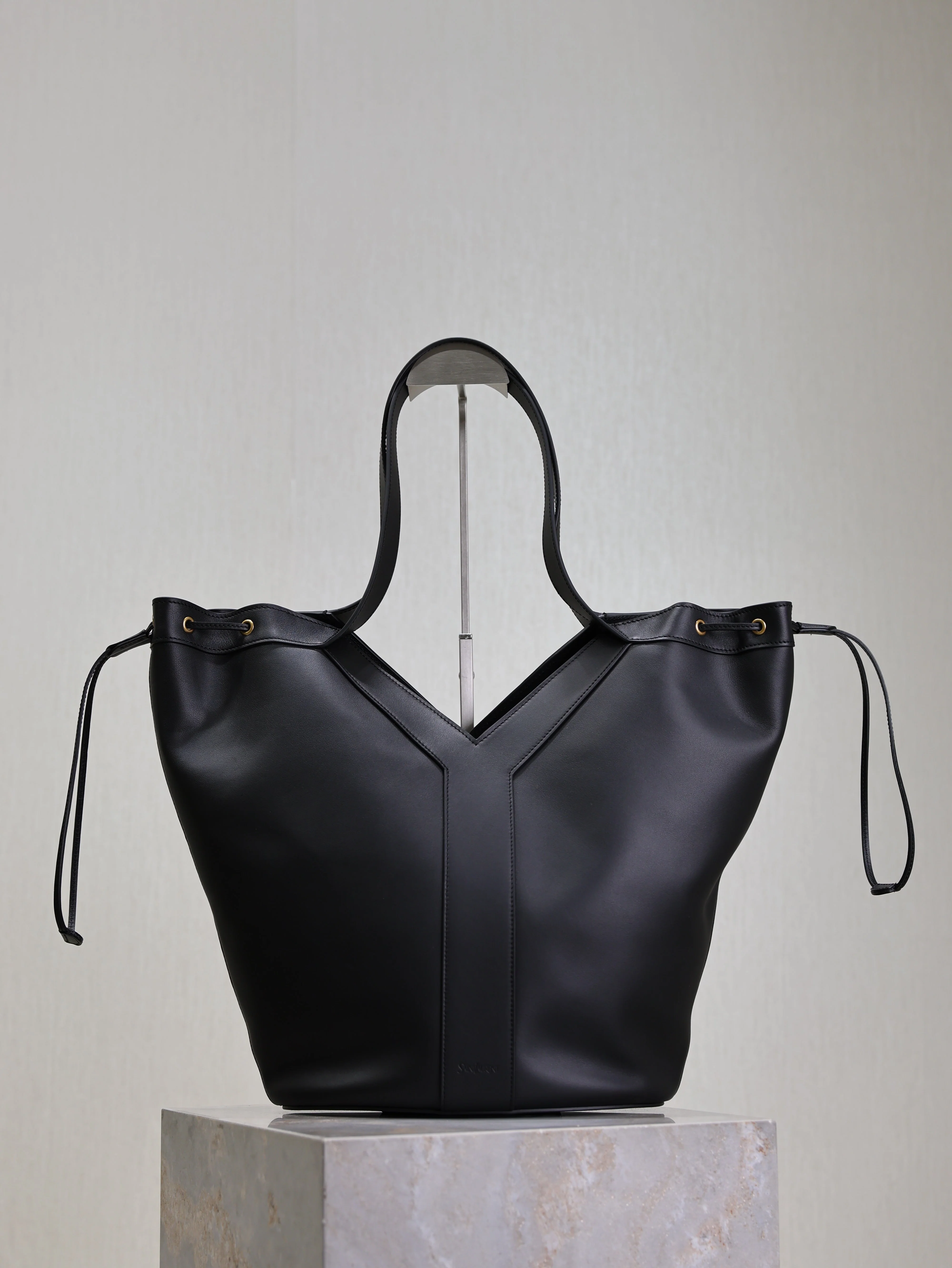 YSL 25S Y LARGE HOBO 50 IN BLACK CALFSKIN GOLD HARDWRE
