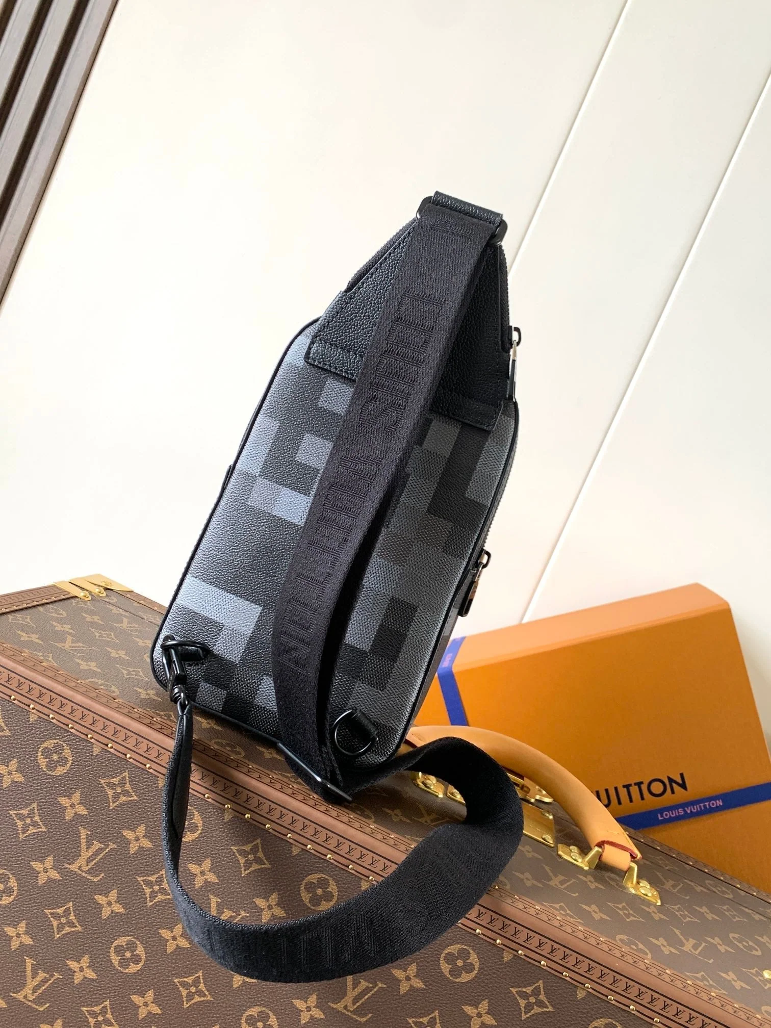 AVENUE 31 IN BLACK CANVAS CALFSKIN