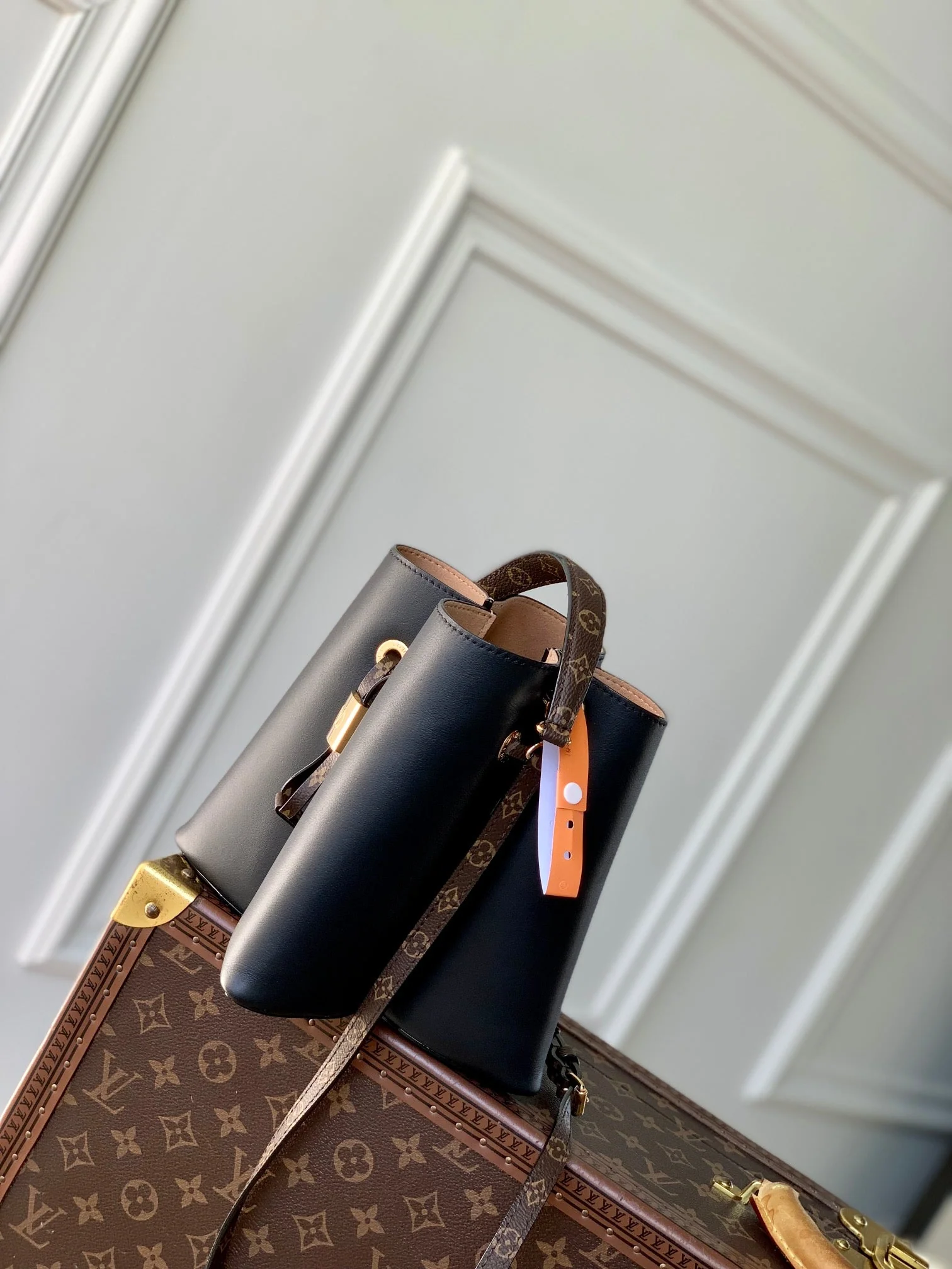 BLOOM PM 21 IN BLACK CALFSKIN GOLD HARDWARE