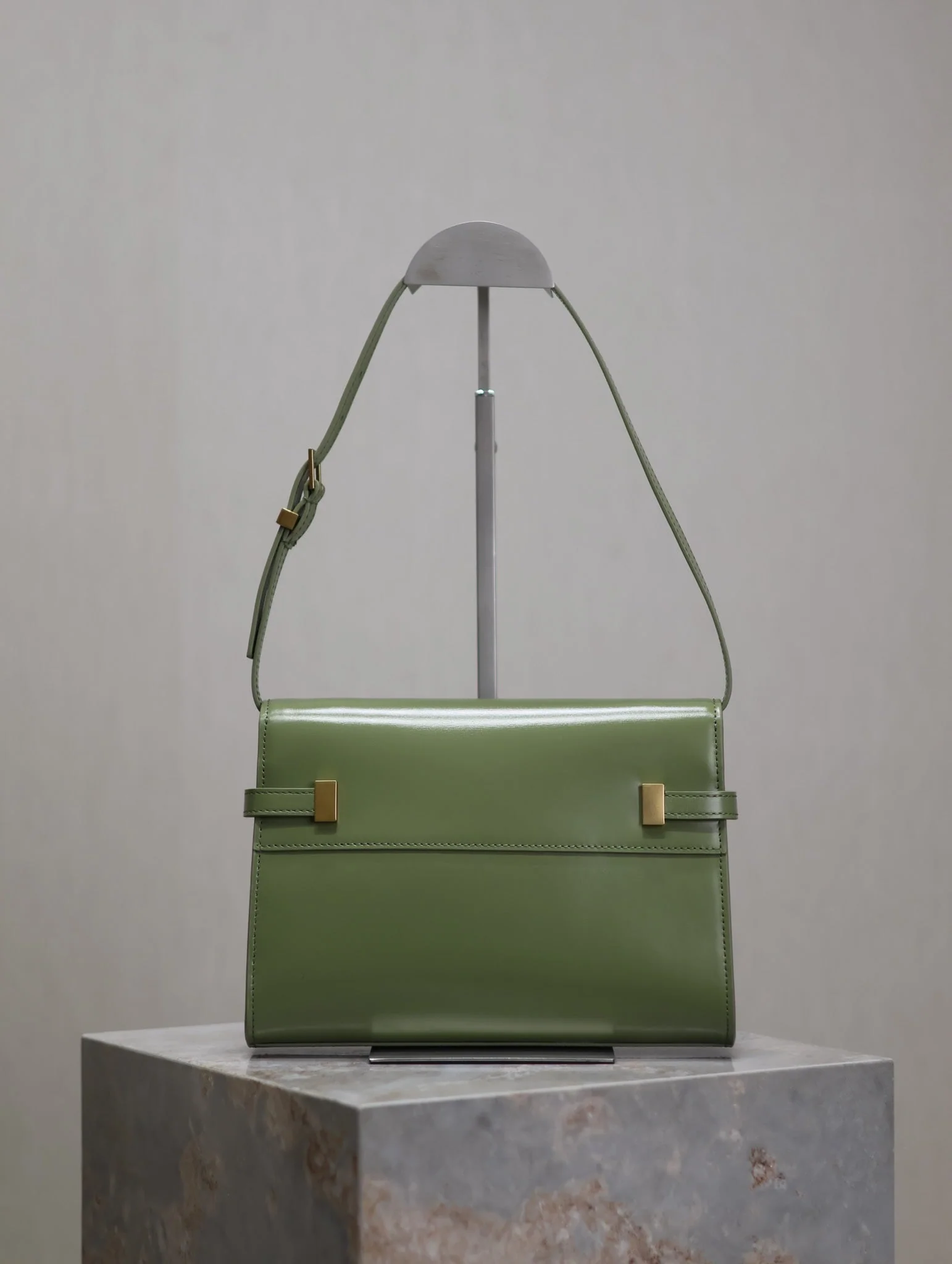 MANHATTAN SMALL 24 IN OLIVE GREEN SMOOTH LAMBSKIN GOLD HARDWARE