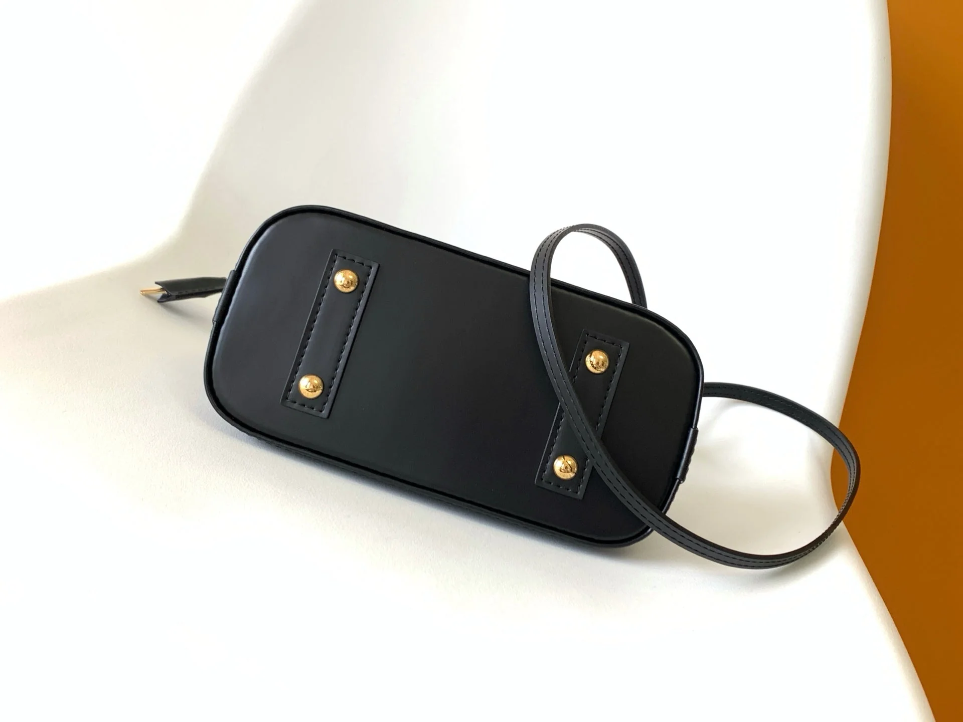 LV 25S ALMA BB BAG 23 IN BLACK EPI CALFSKIN GOLD HARDWARE