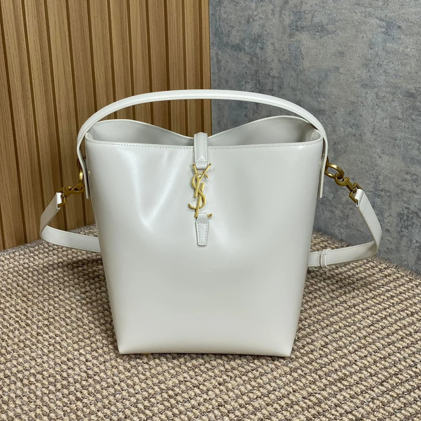 LE 37 MEDIUM BUCKET BAG 25 IN WHITE CALFSKIN GOLD HARDWARE